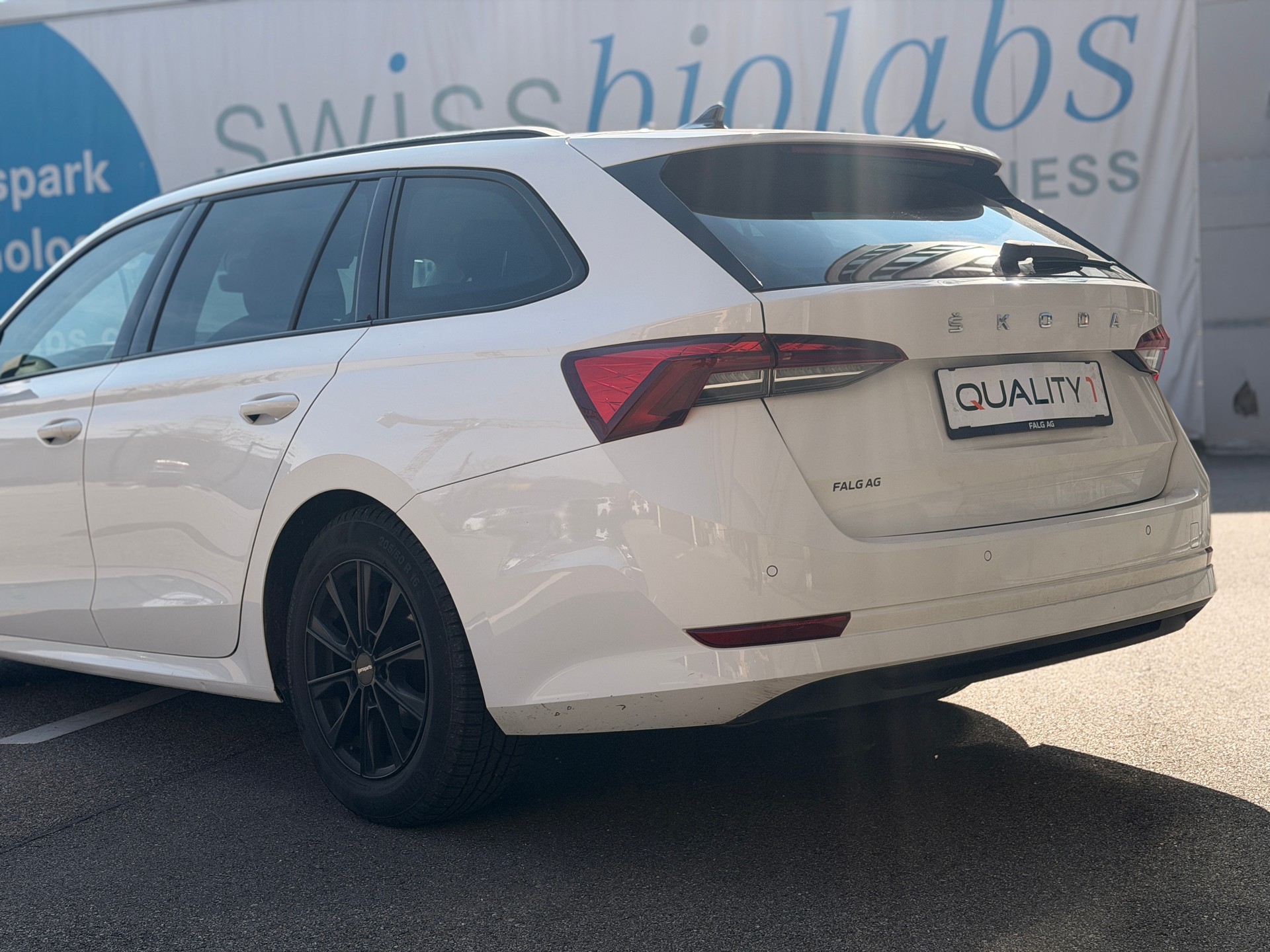 SKODA Octavia Combi 2.0 TDI DSG Ambition-image-11