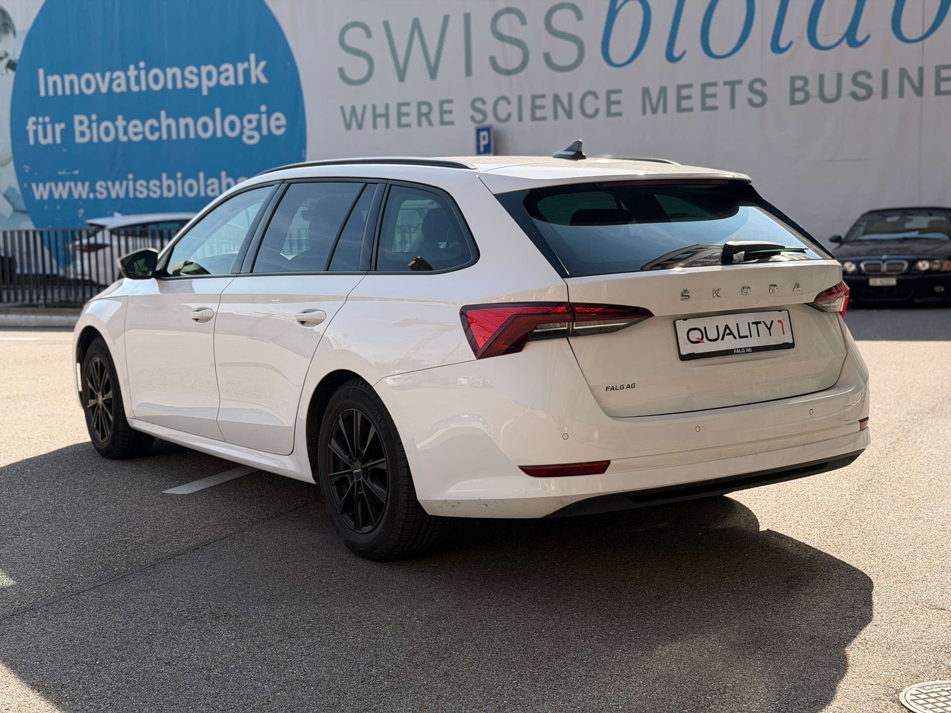SKODA Octavia Combi 2.0 TDI DSG Ambition-image-2