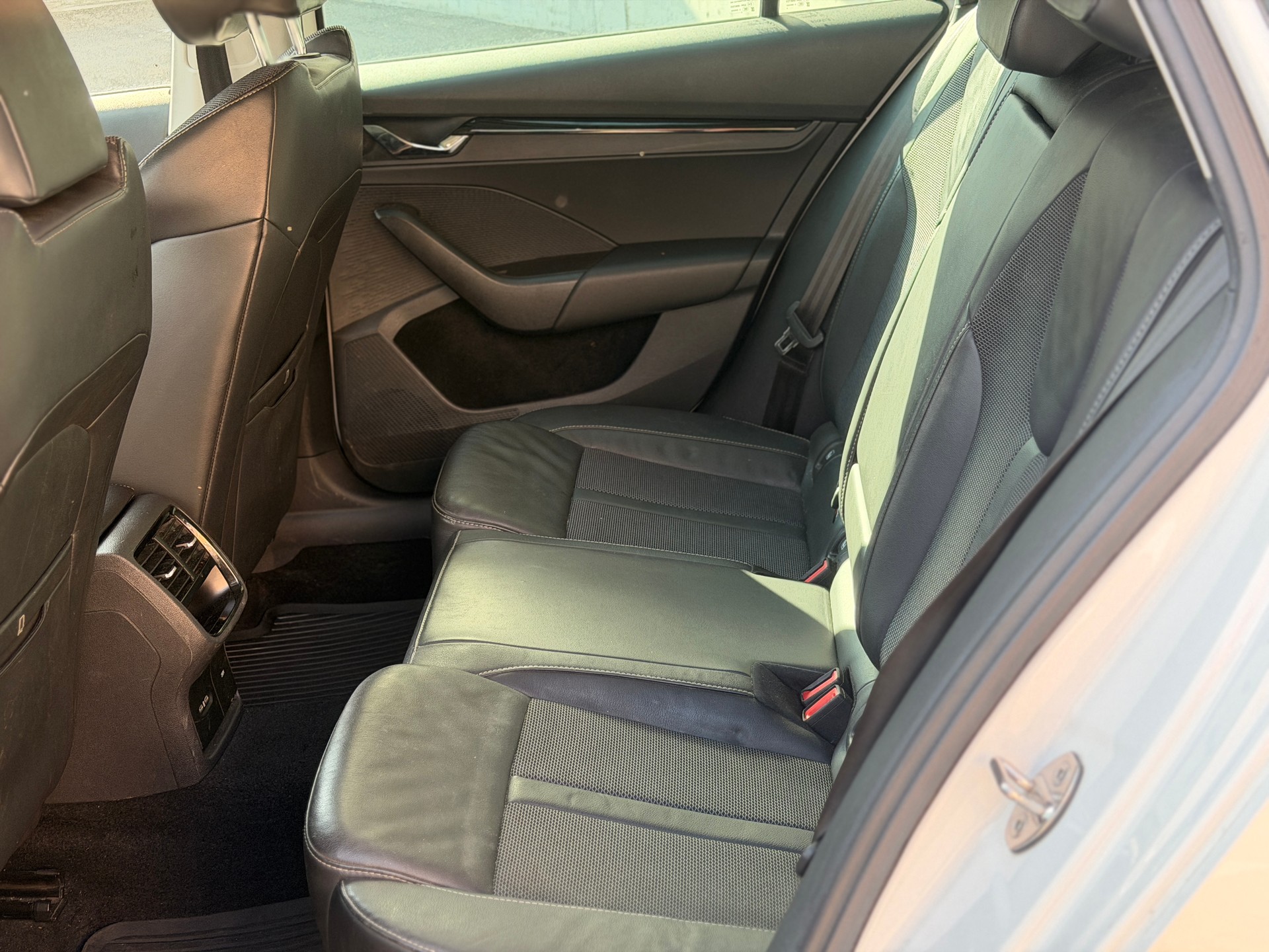SKODA Octavia Combi 2.0 TDI DSG Ambition-image-16