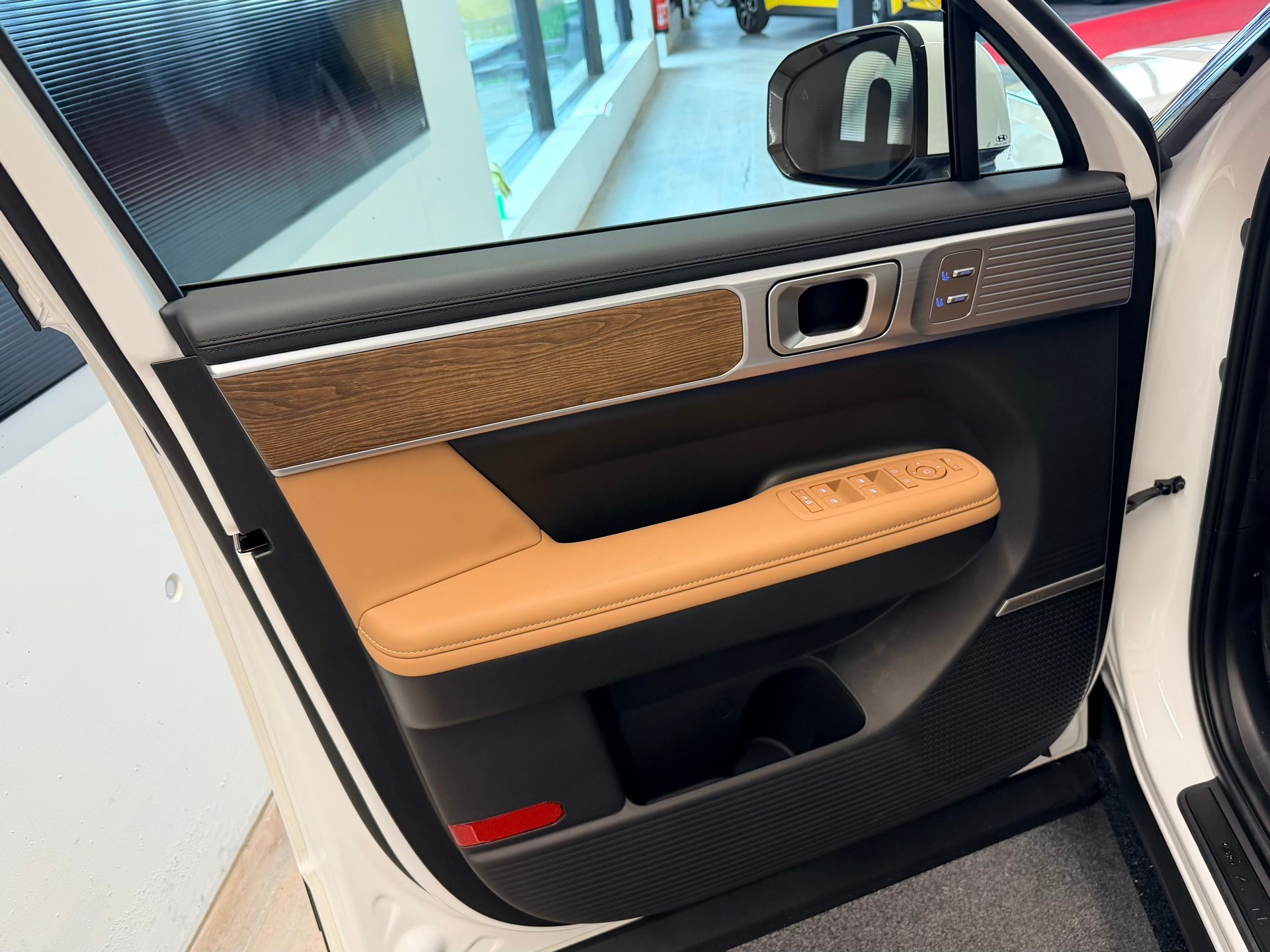 HYUNDAI Santa Fe 1.6 T-GDi PHEV Calligraphy 4WD Automatic-image-9