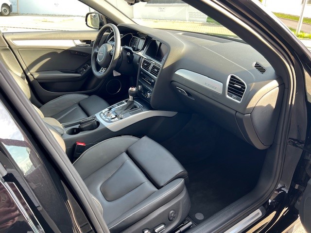 AUDI RS4 Avant 4.2 FSI V8 quattro S-tronic-image-6