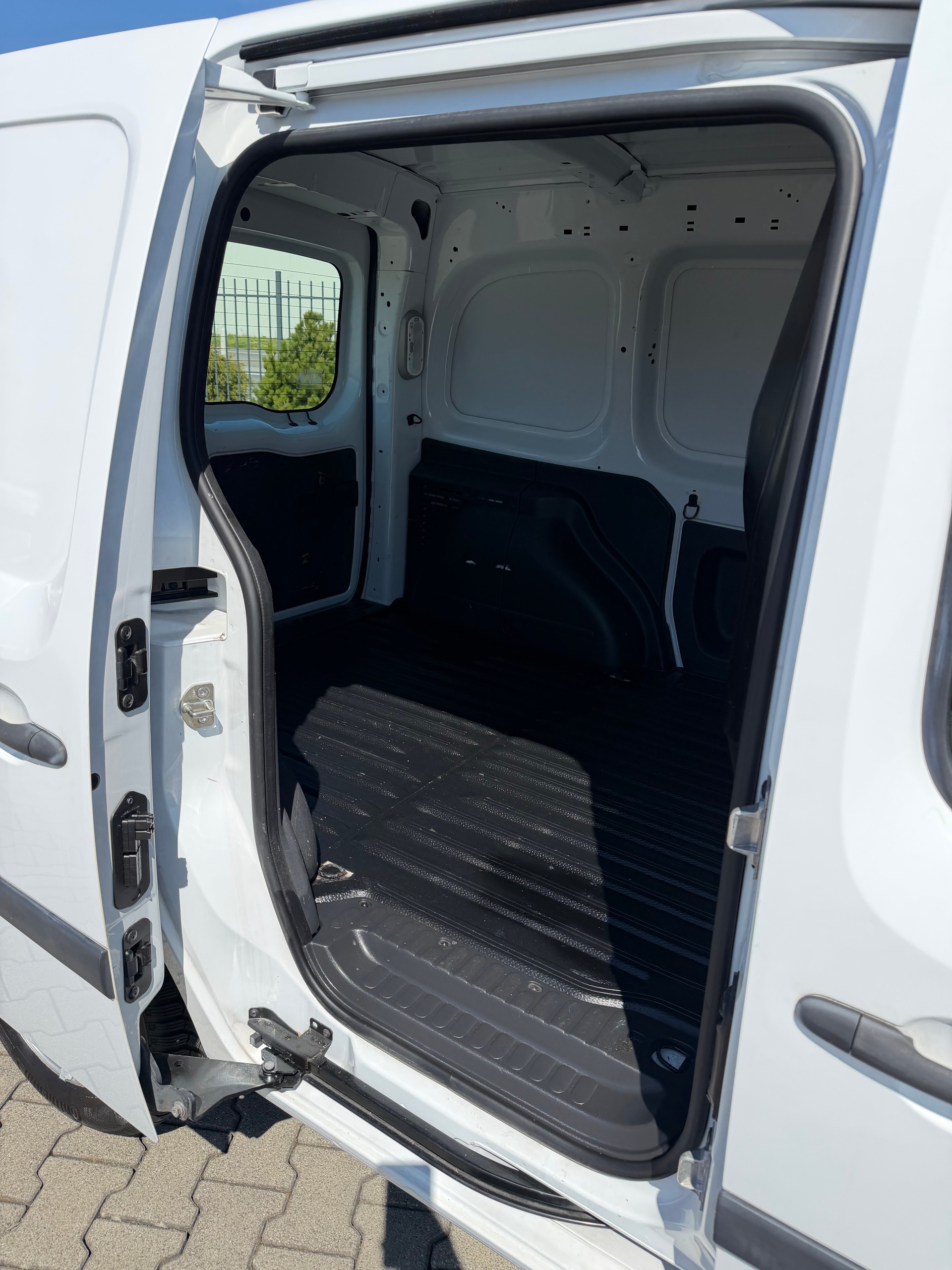 RENAULT Kangoo Medium 1.6 105 Business-image-5