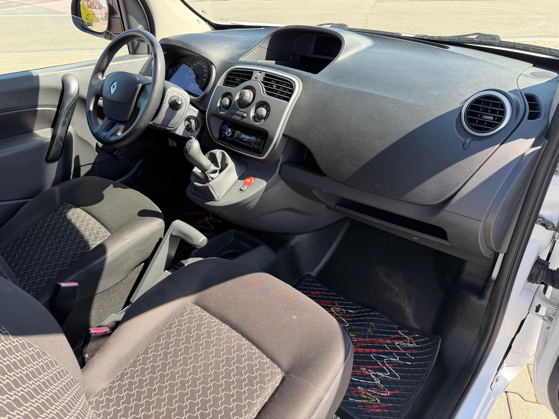 RENAULT Kangoo Medium 1.6 105 Business-image-6