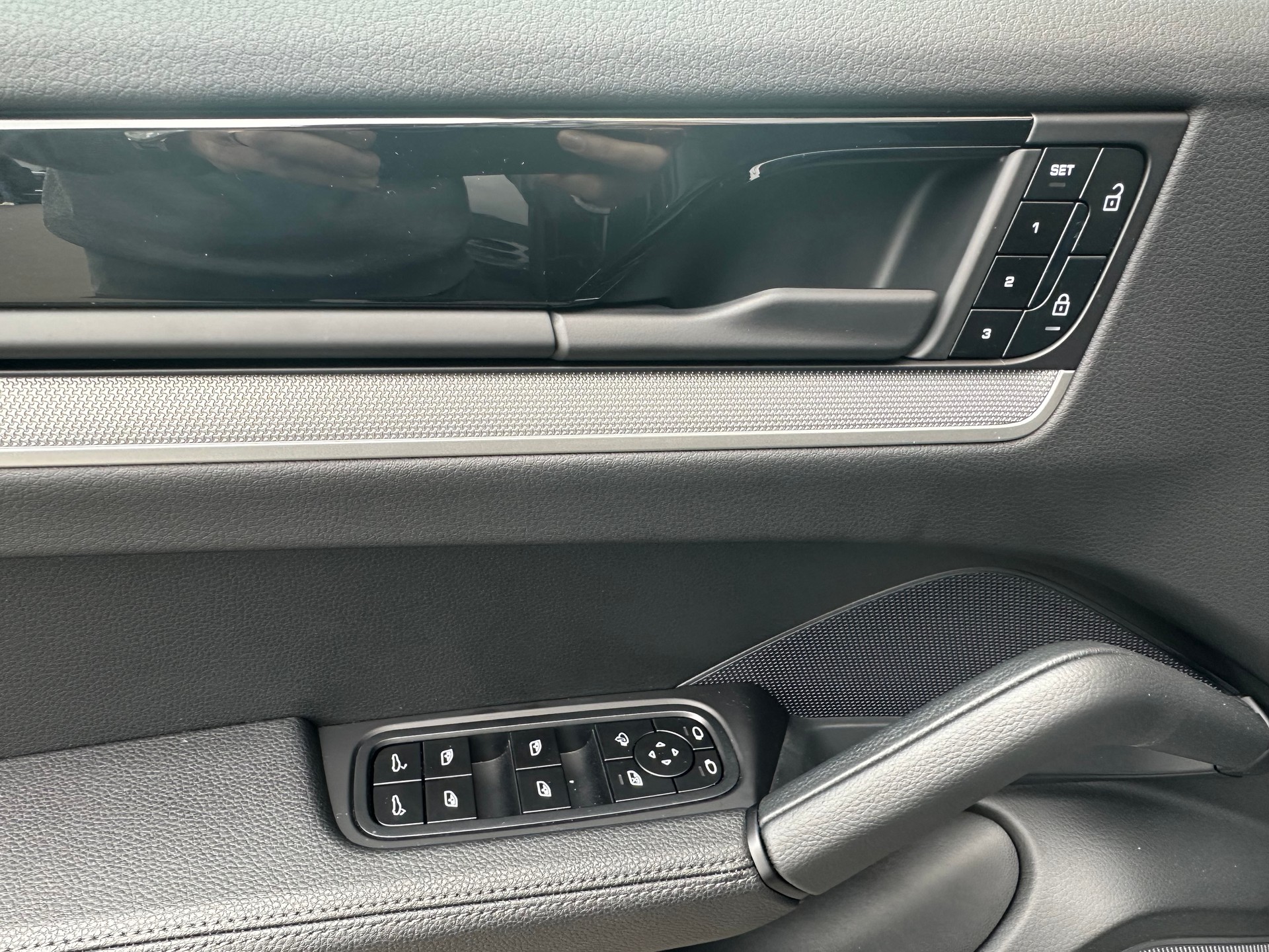 PORSCHE Cayenne 3.0 V6 / Neues Modell-image-8