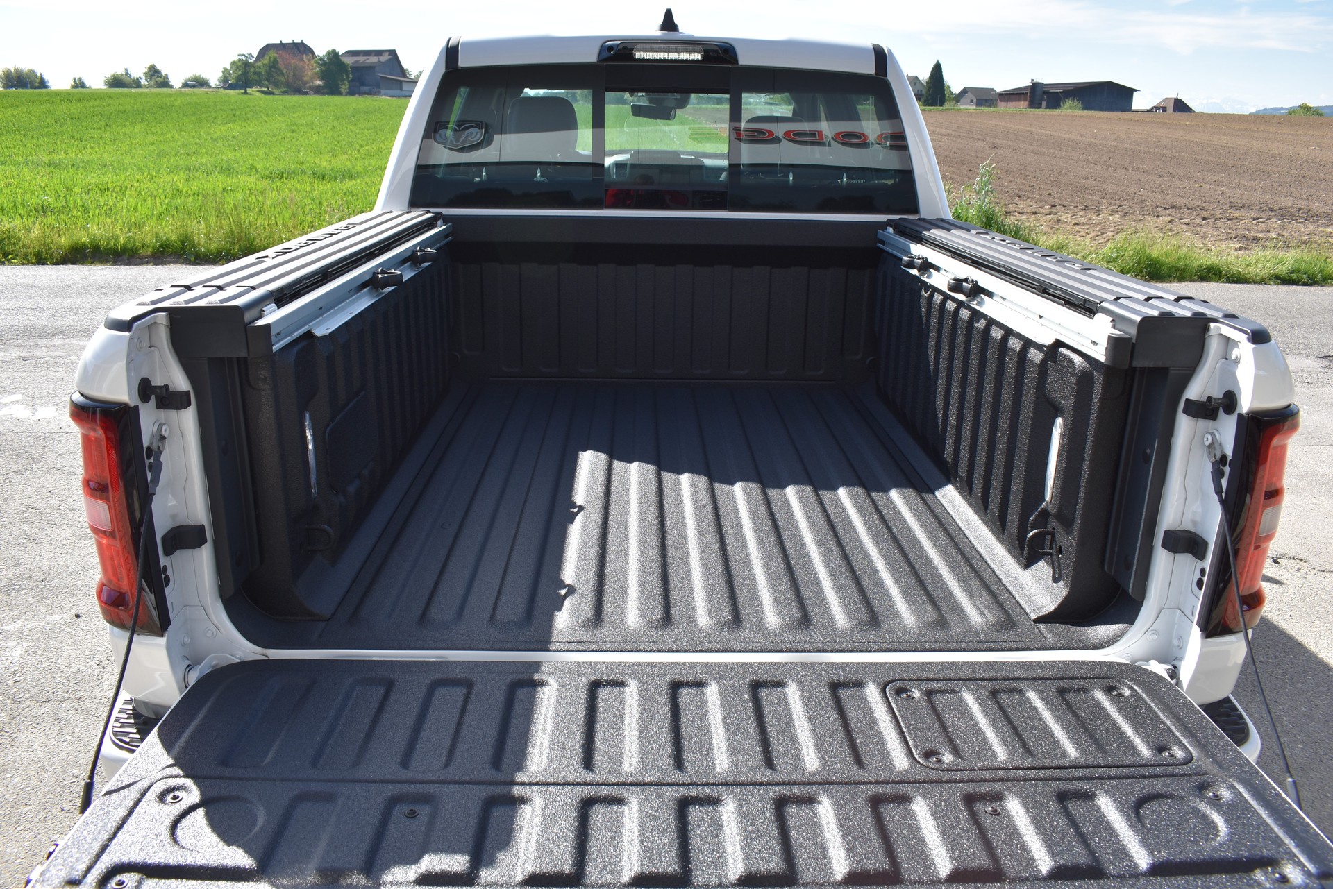 DODGE Ram 1500 Laramie Hurricane Night Edition-image-12