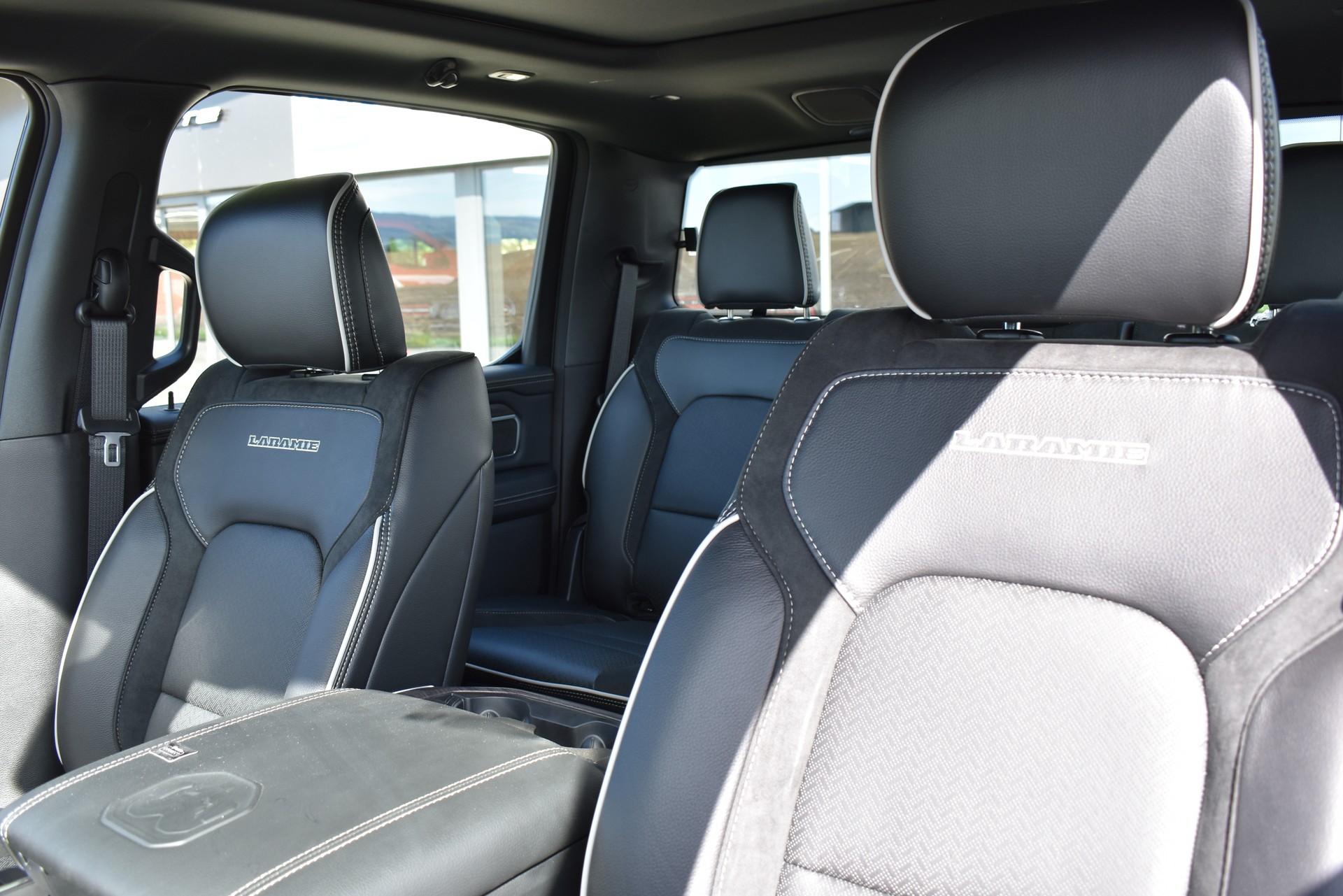 DODGE Ram 1500 Laramie Hurricane Night Edition-image-10