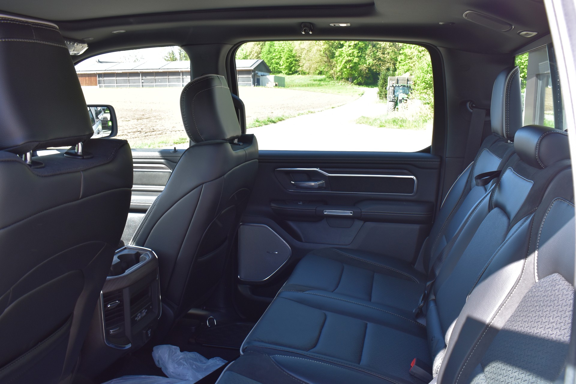 DODGE Ram 1500 Laramie Hurricane Night Edition-image-11