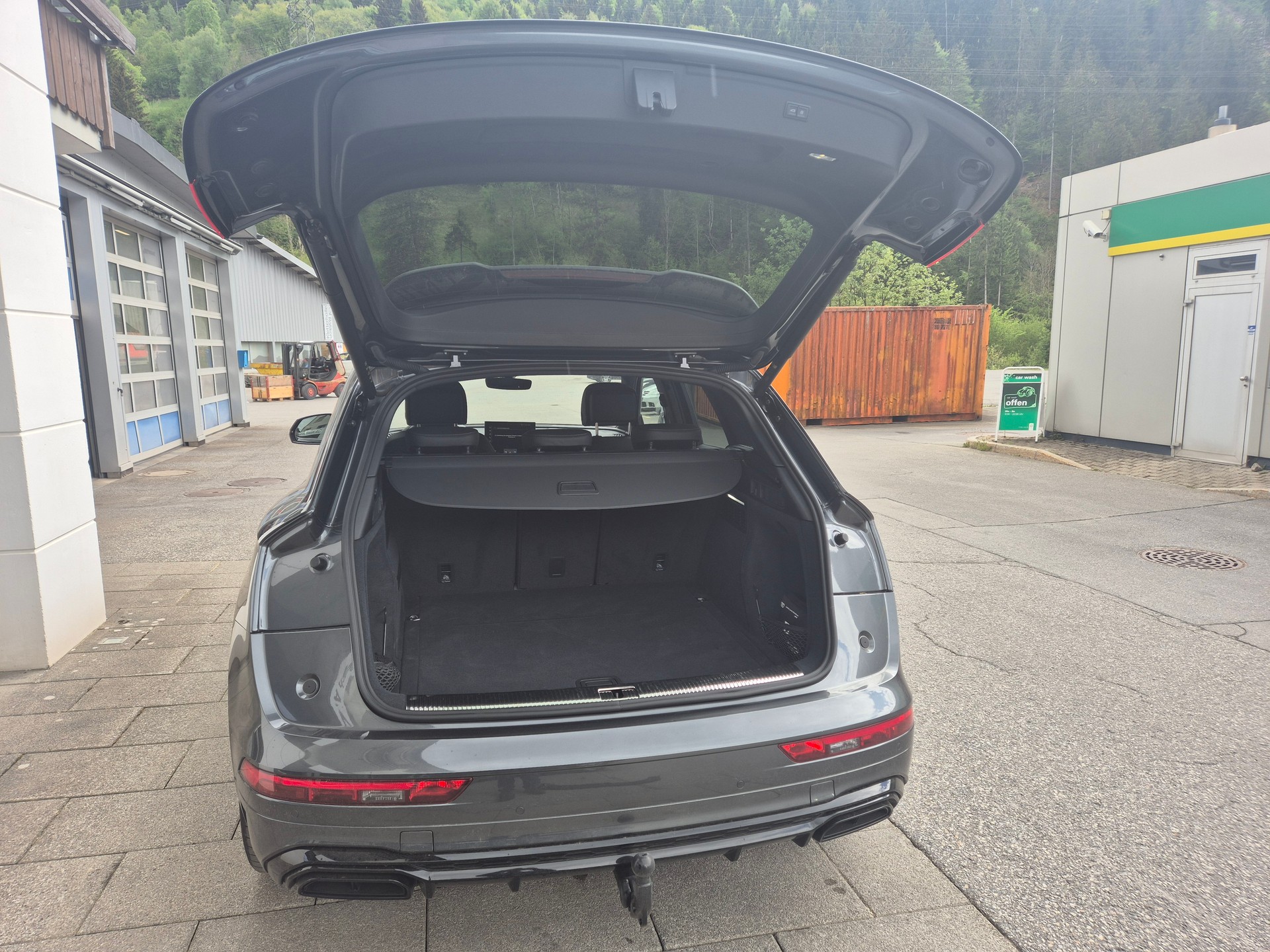 AUDI Q5 40 TDI Black Edition quattro S-tronic-image-13