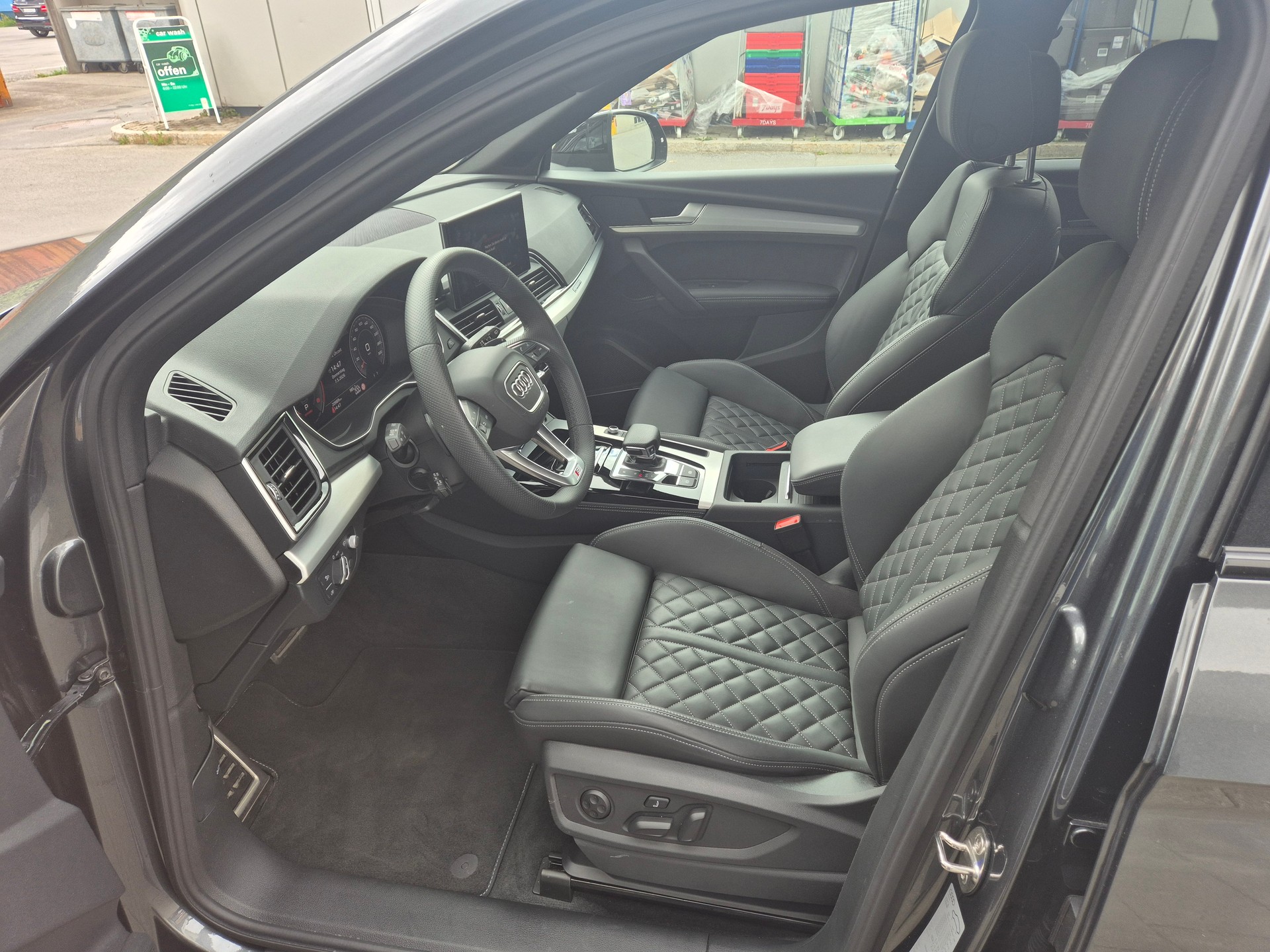 AUDI Q5 40 TDI Black Edition quattro S-tronic-image-6