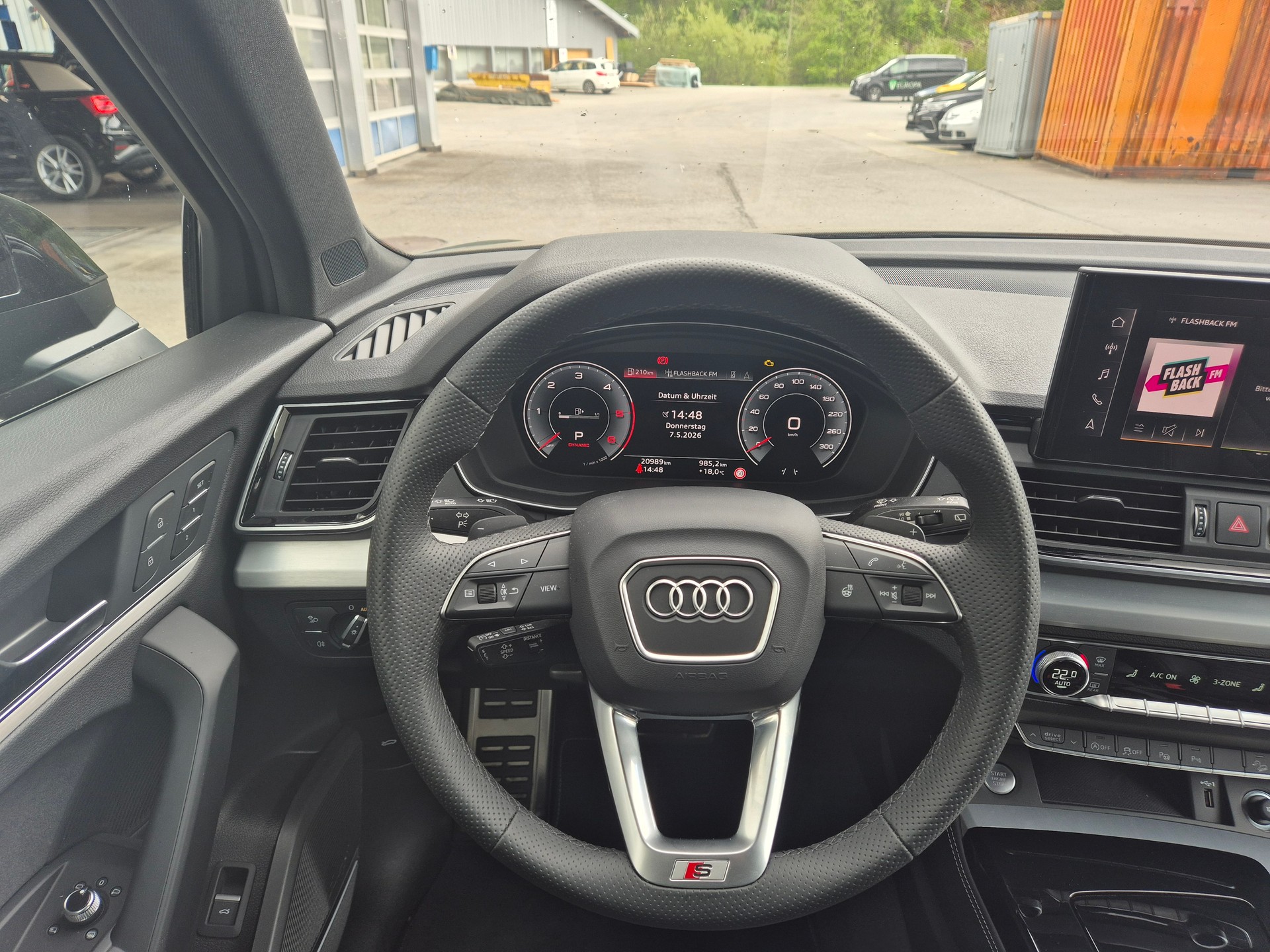 AUDI Q5 40 TDI Black Edition quattro S-tronic-image-11