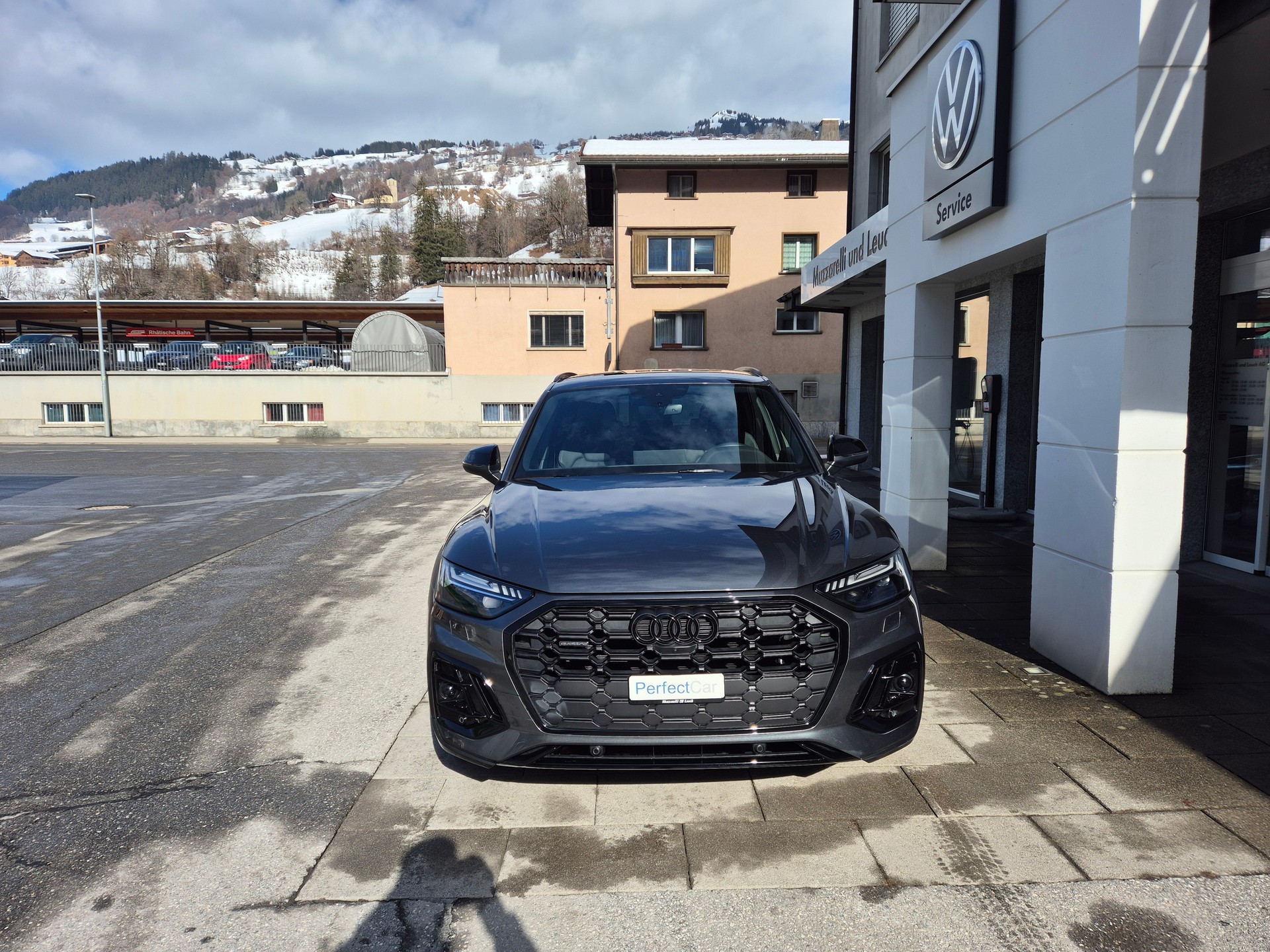 AUDI Q5 40 TDI Black Edition quattro S-tronic-image-2