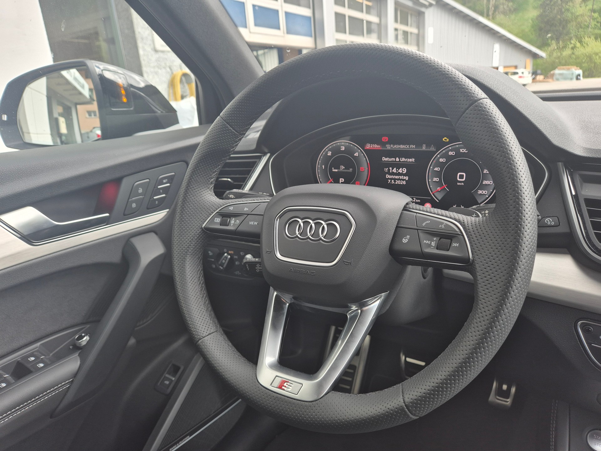 AUDI Q5 40 TDI Black Edition quattro S-tronic-image-10