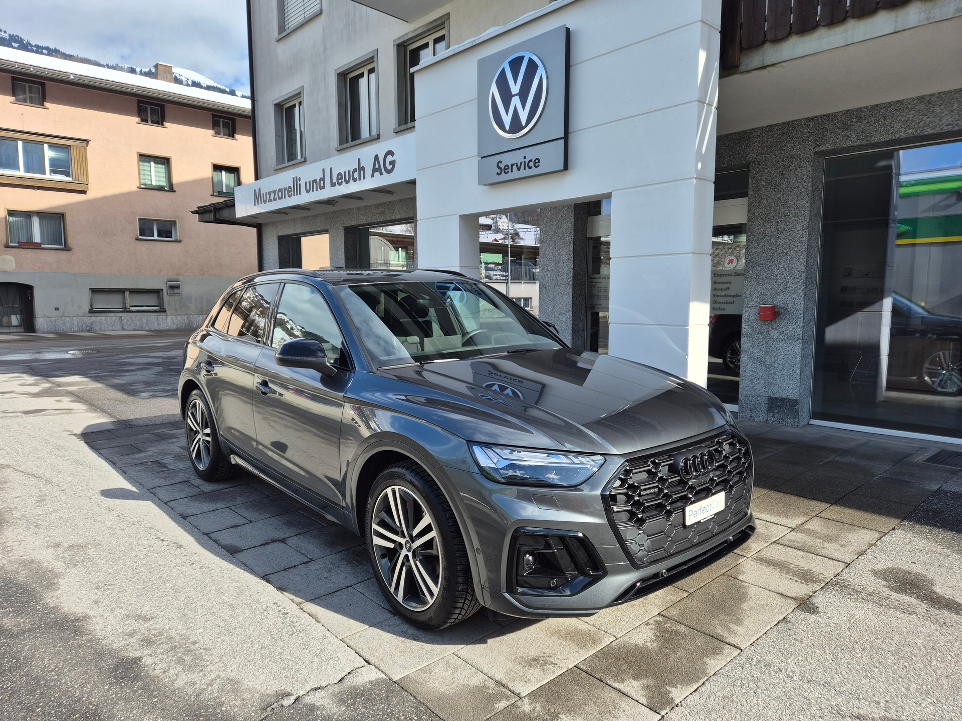 AUDI Q5 40 TDI Black Edition quattro S-tronic-image-1