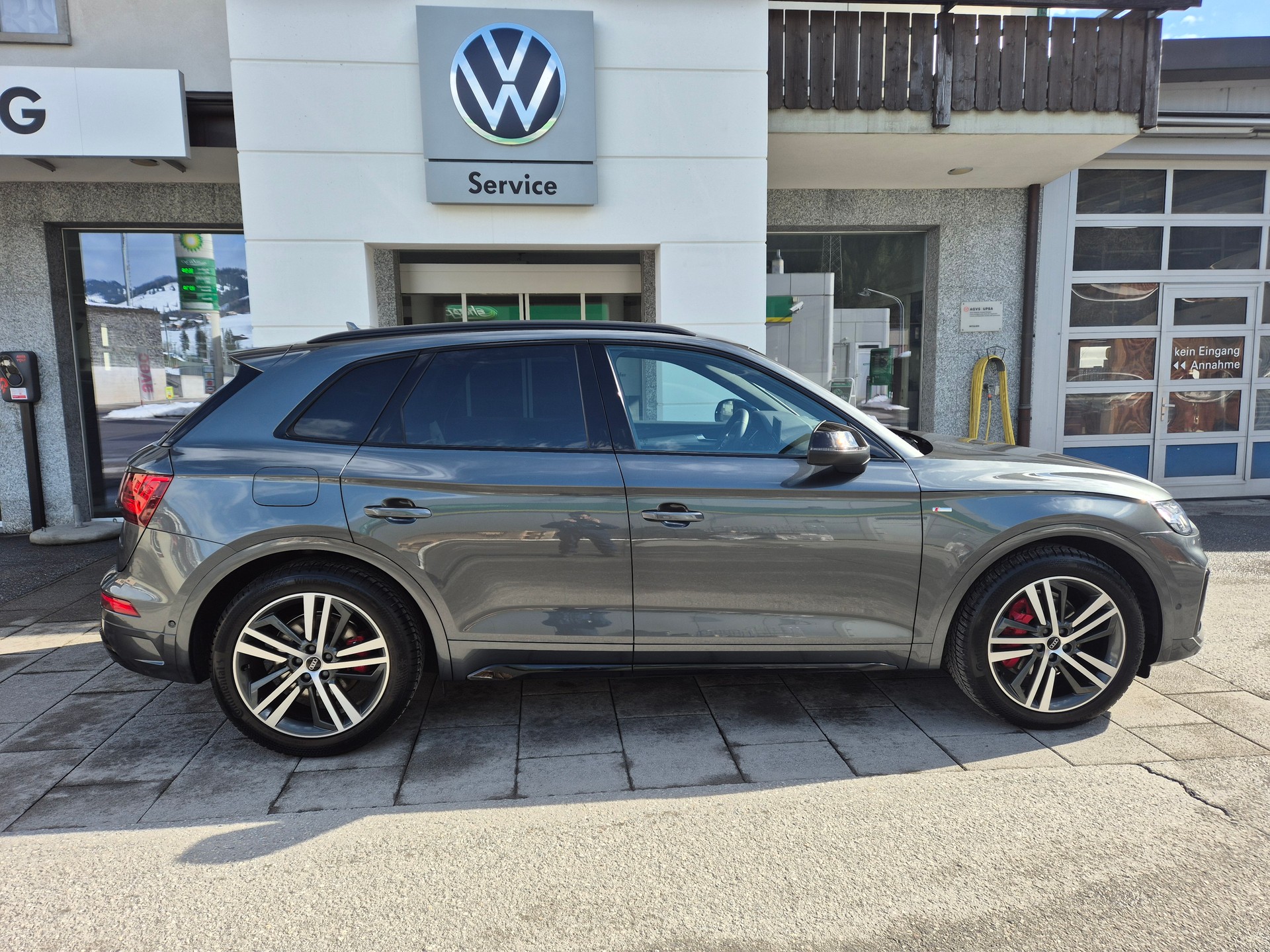 AUDI Q5 40 TDI Black Edition quattro S-tronic-image-3