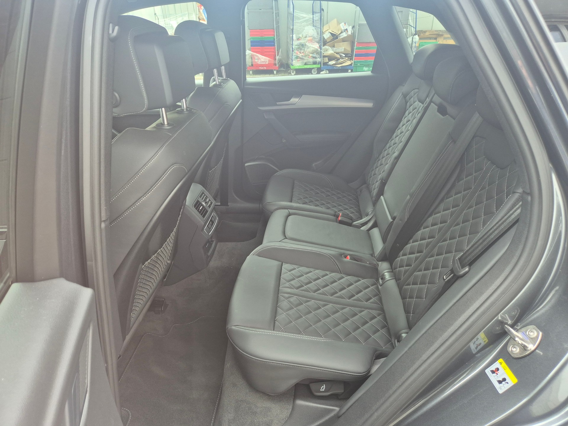 AUDI Q5 40 TDI Black Edition quattro S-tronic-image-8