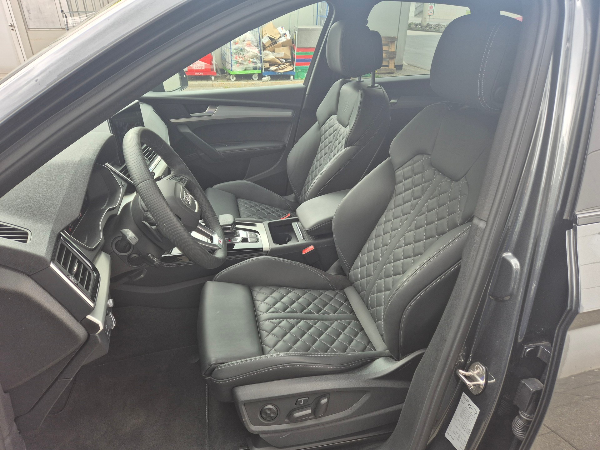 AUDI Q5 40 TDI Black Edition quattro S-tronic-image-7