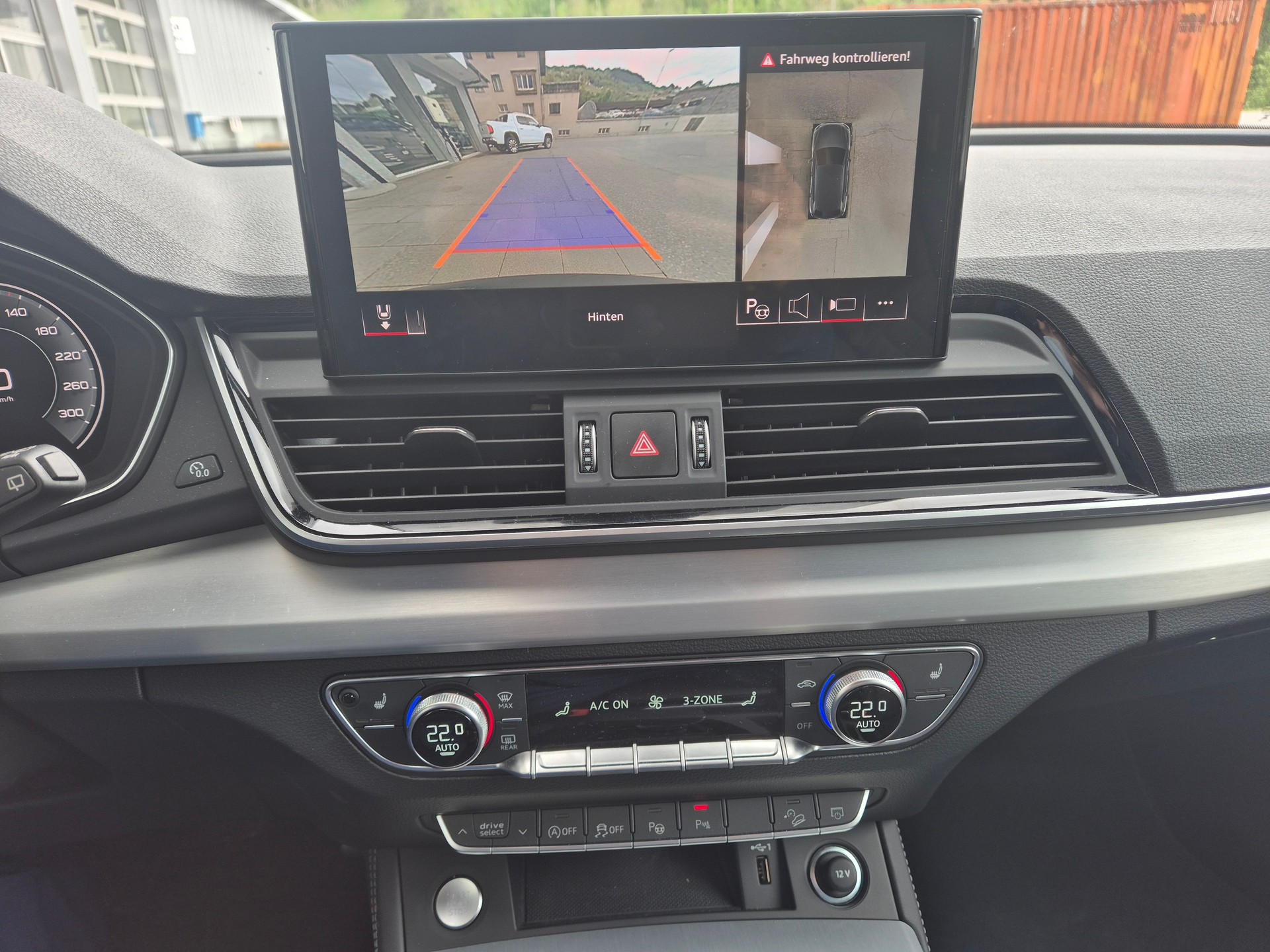 AUDI Q5 40 TDI Black Edition quattro S-tronic-image-12