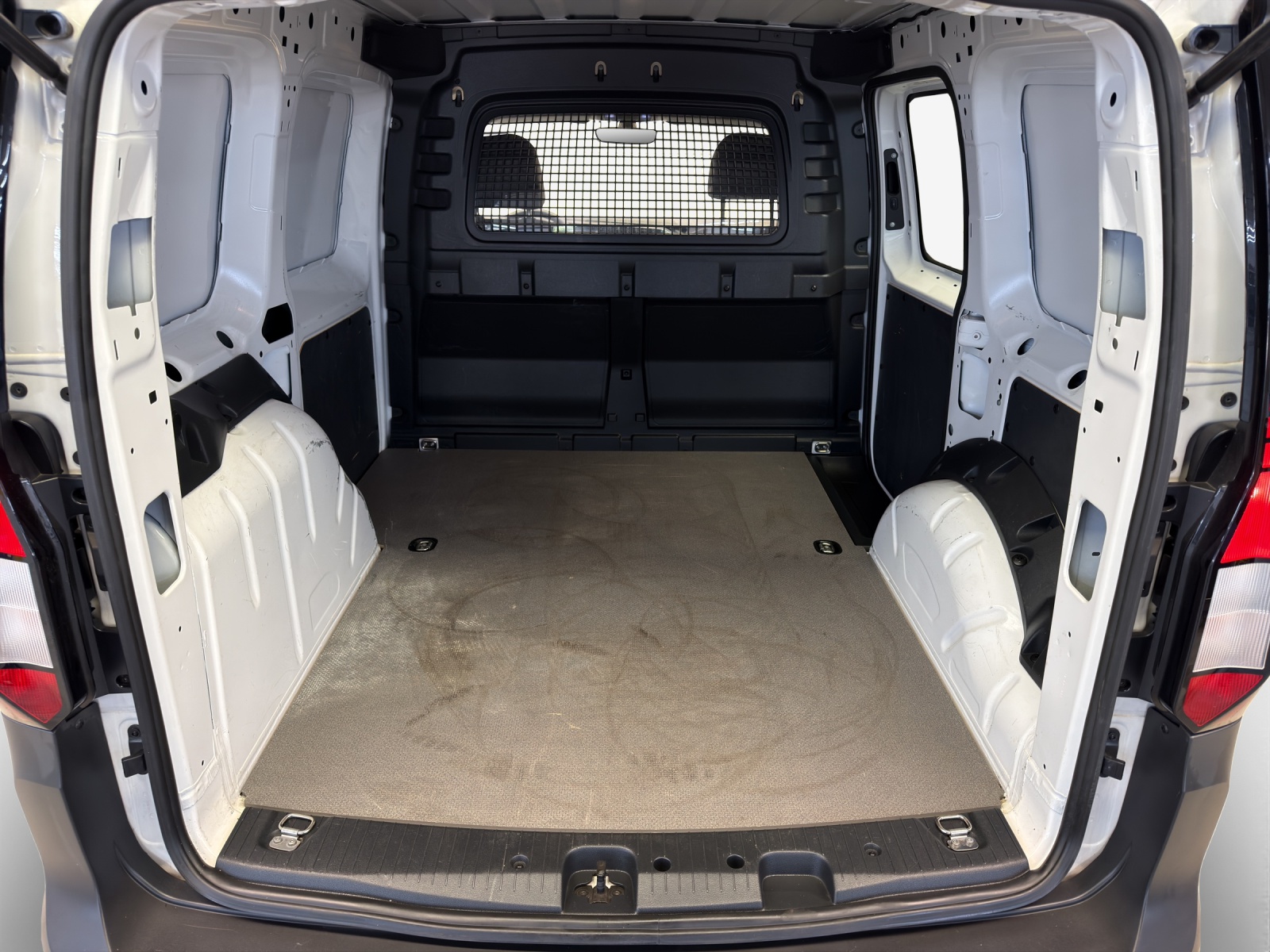 VW Caddy Cargo 2.0TDI-image-11