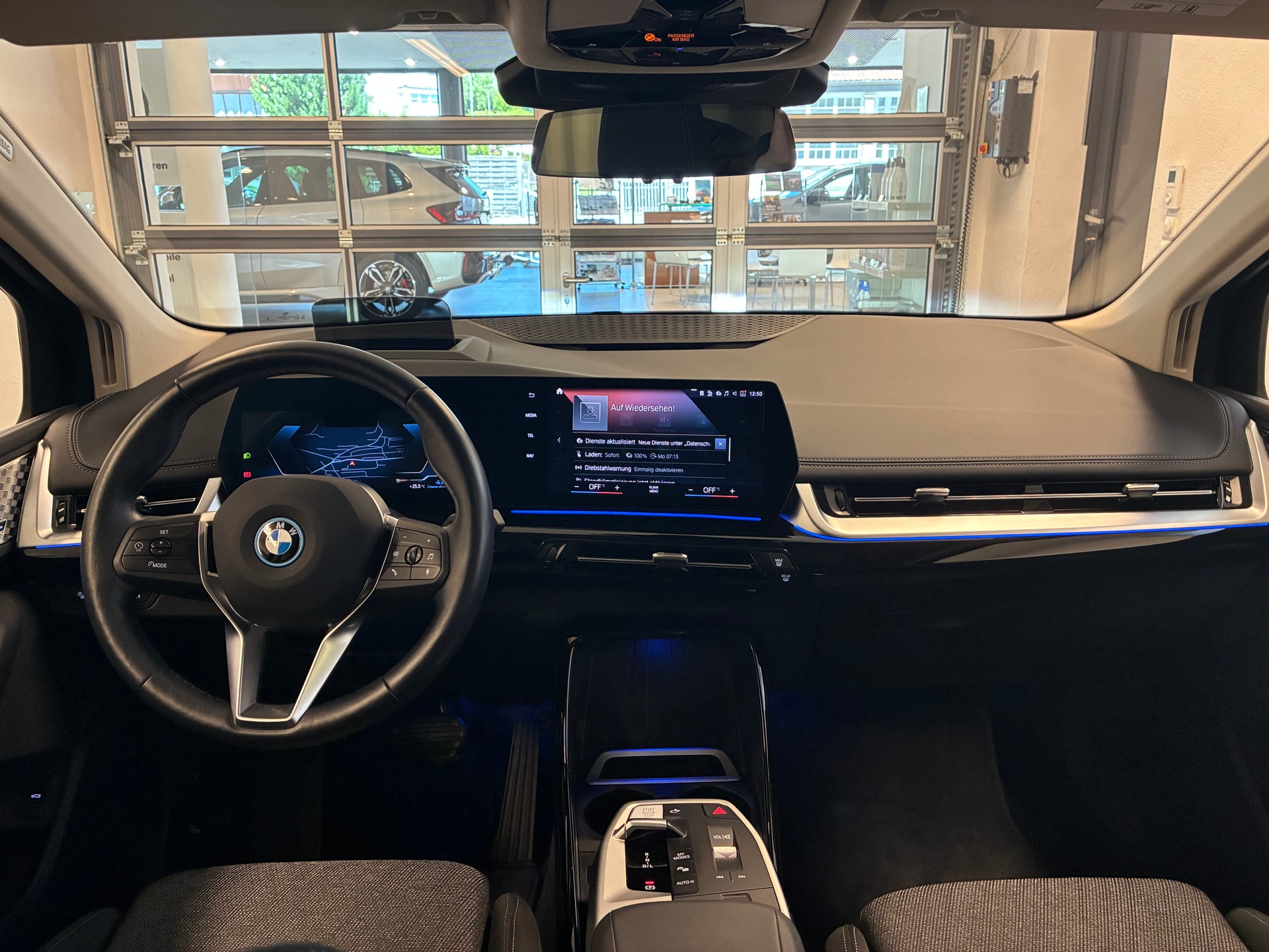BMW 225e xDrive Active Tourer-image-10