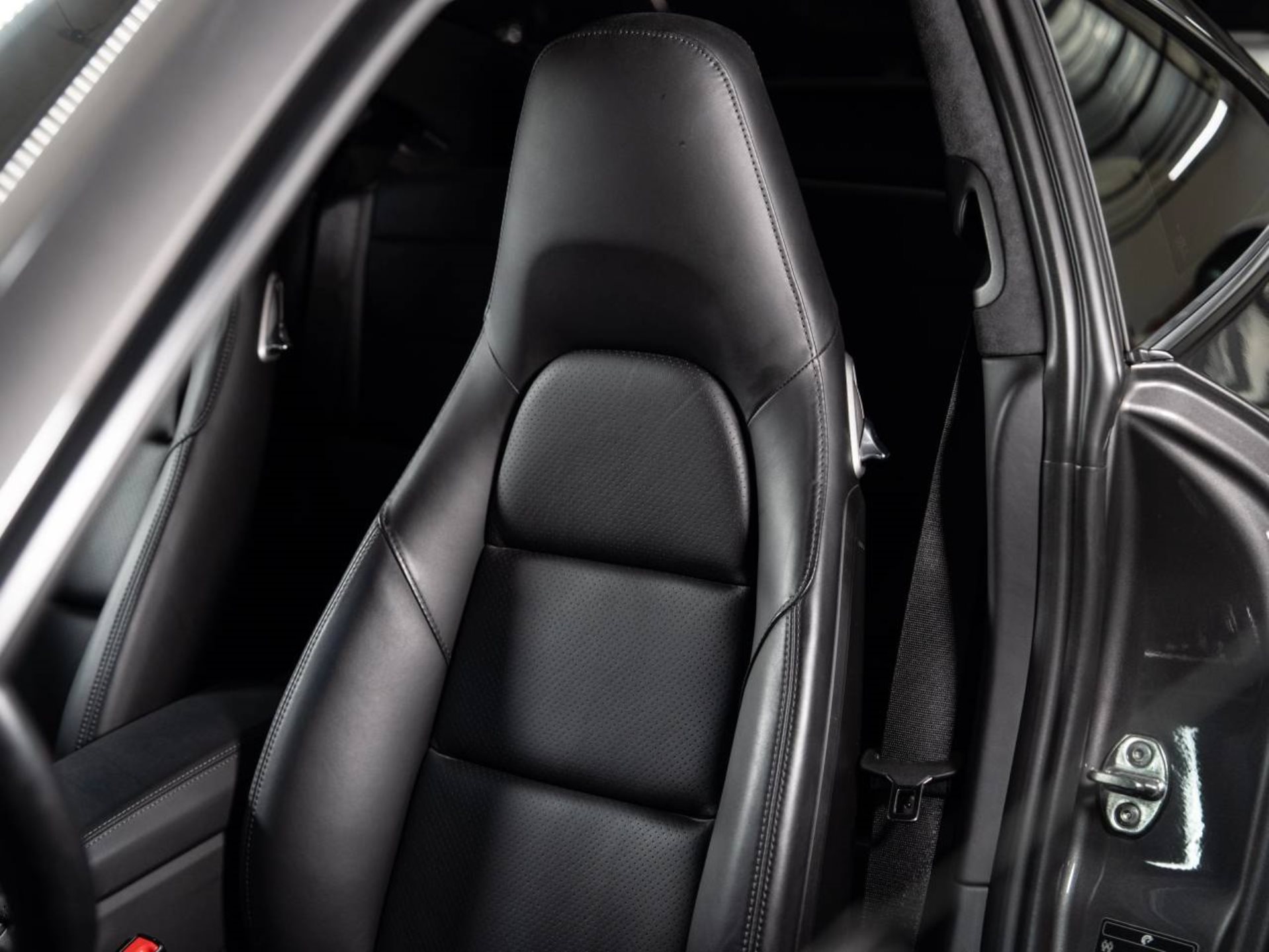 PORSCHE 911 Carrera 4S-image-16