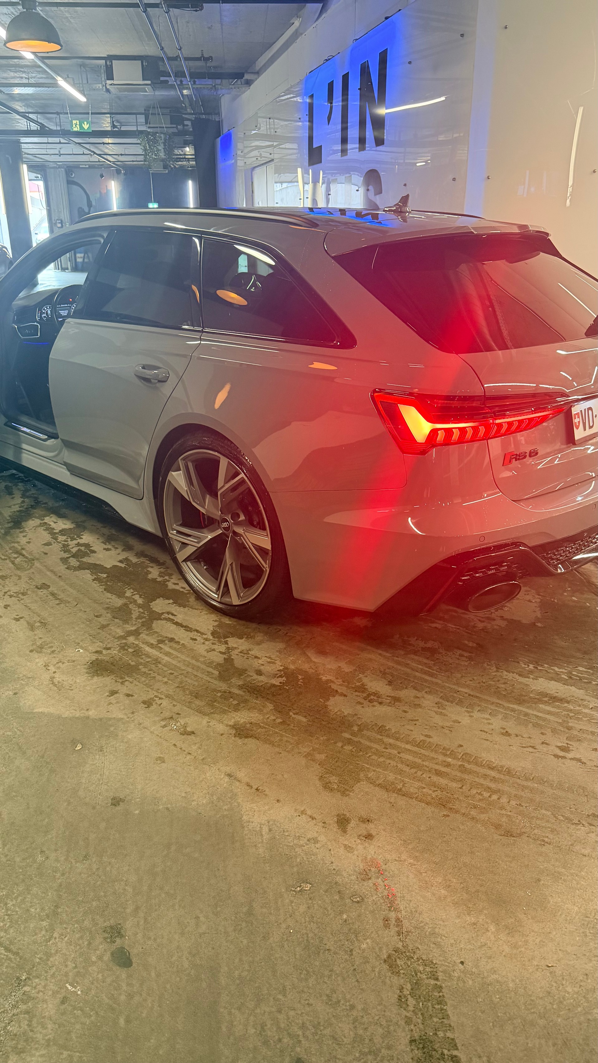 AUDI 4.0 V8 TFSI quattro T-Tronic-image-1