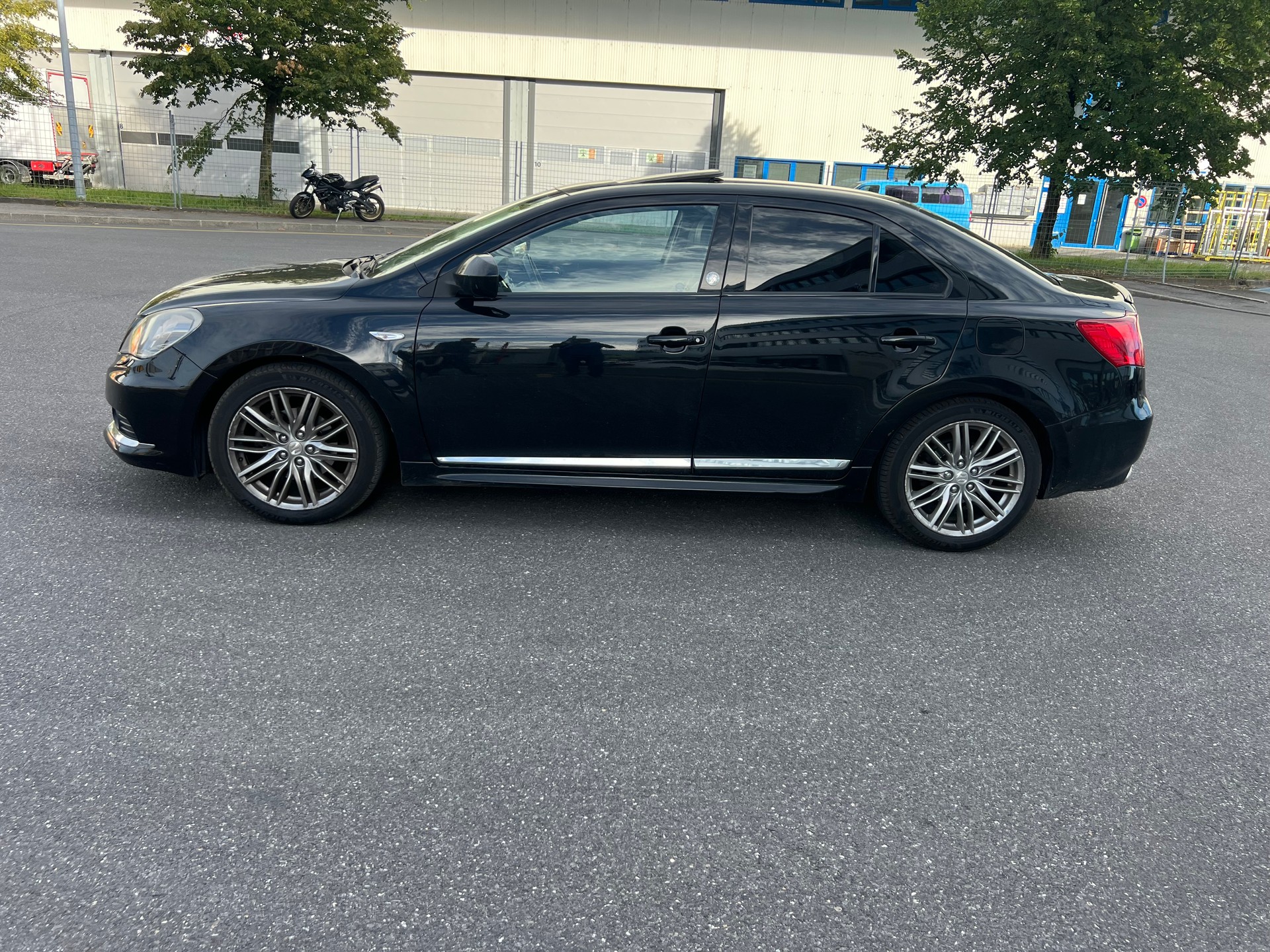 SUZUKI Kizashi 2.4 GL Top Indigo 4WD CVT-image-2