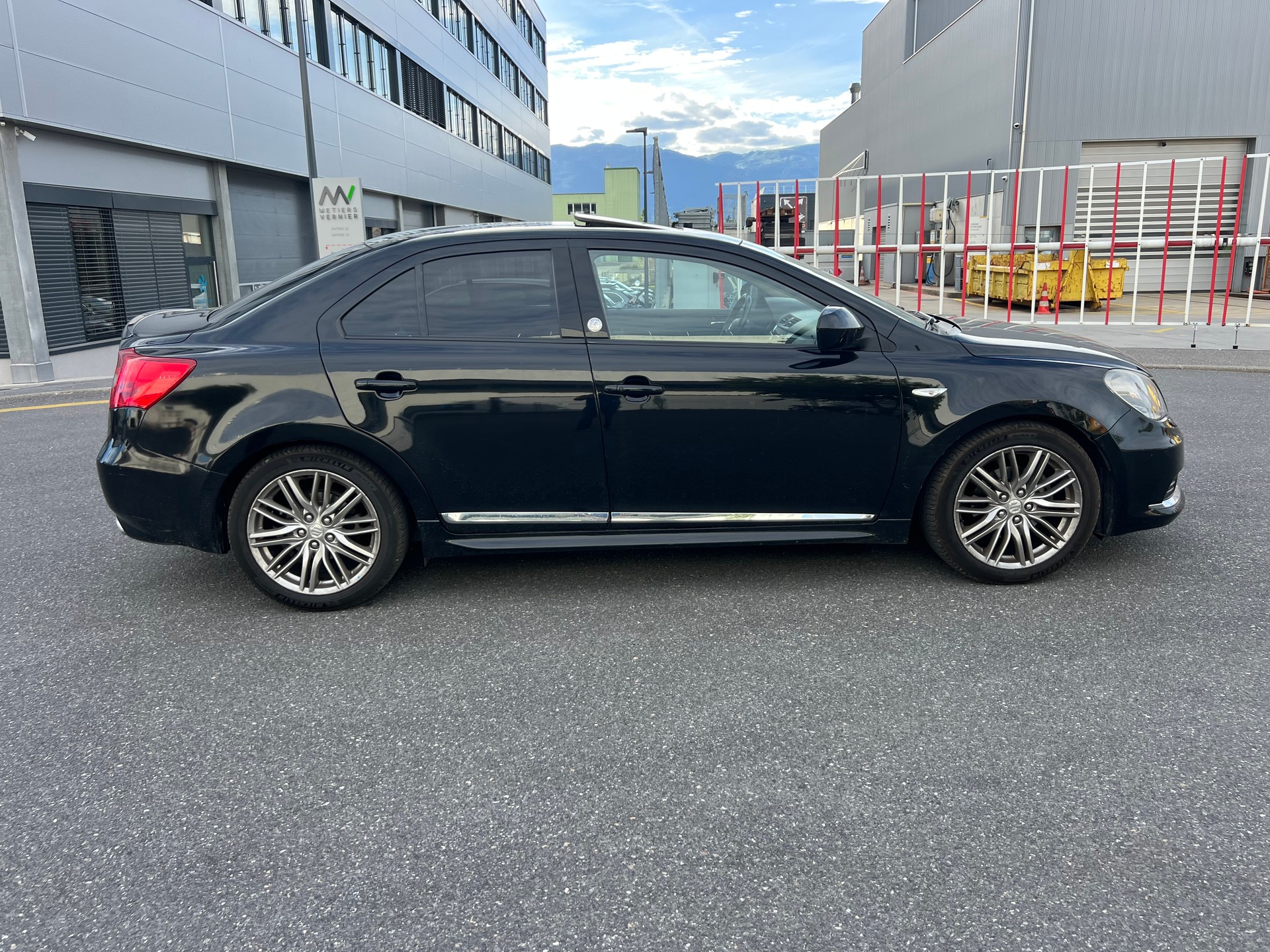 SUZUKI Kizashi 2.4 GL Top Indigo 4WD CVT-image-6