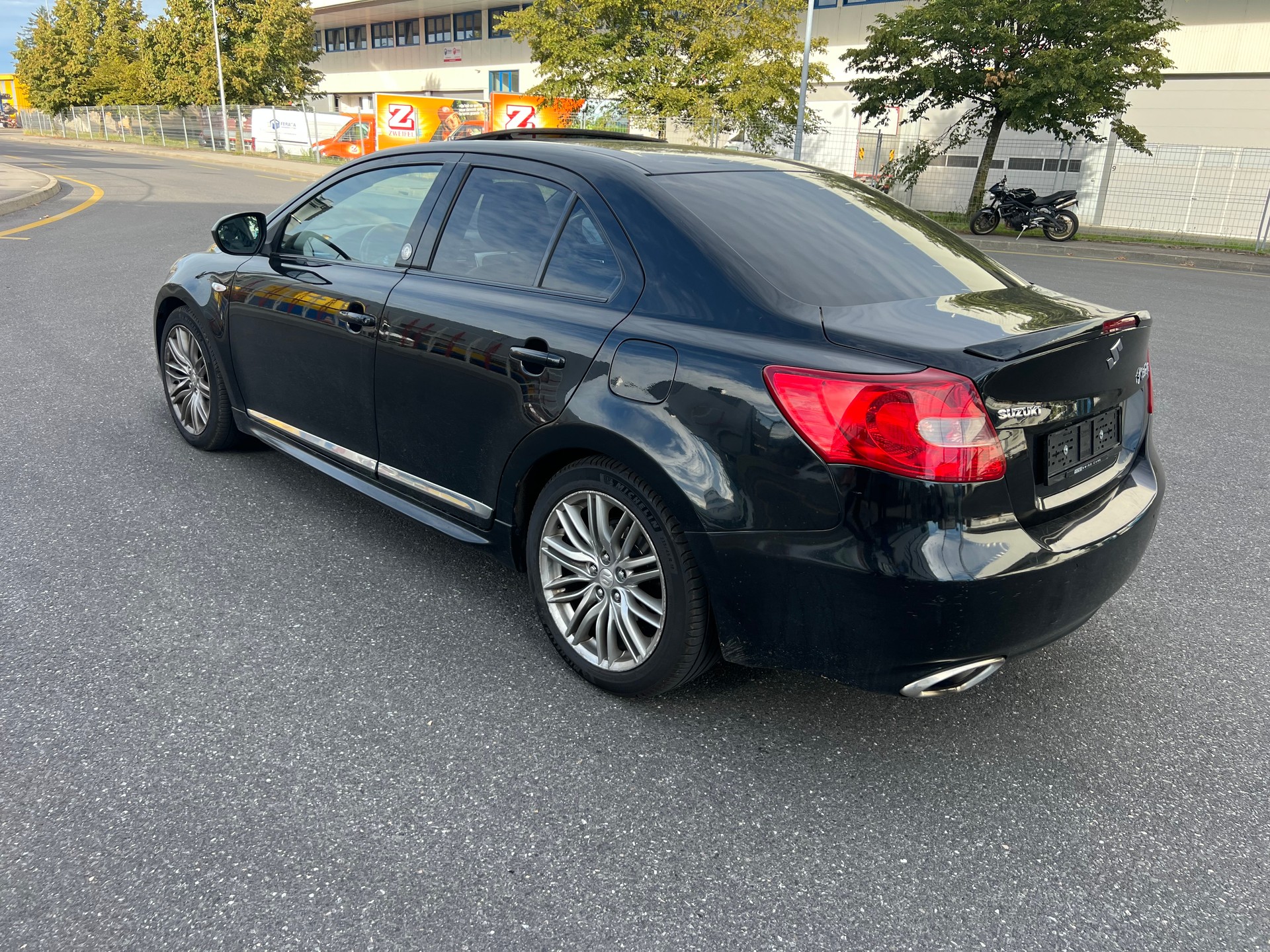 SUZUKI Kizashi 2.4 GL Top Indigo 4WD CVT-image-3