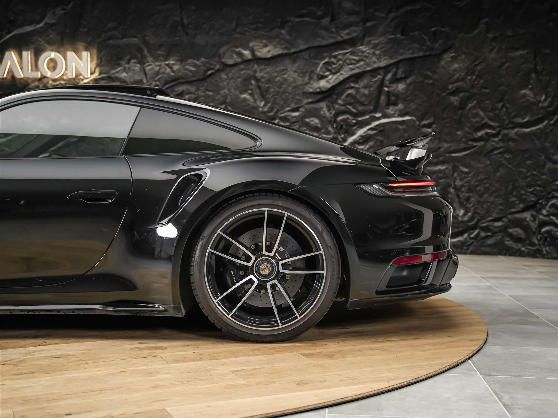 PORSCHE 911 Turbo S PDK *CH Auto*Panorama*Sitzlüftung*Burmester*-image-16