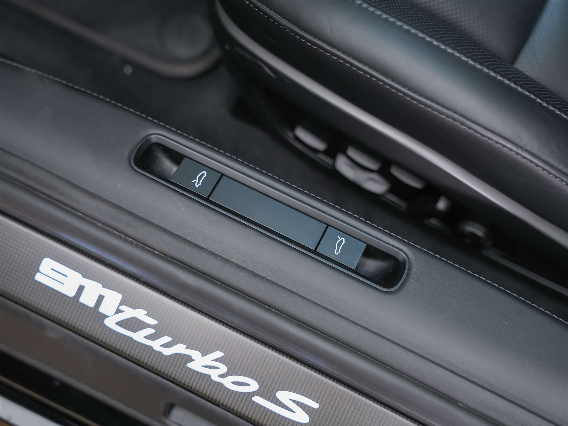 PORSCHE 911 Turbo S PDK *CH Auto*Panorama*Sitzlüftung*Burmester*-image-29