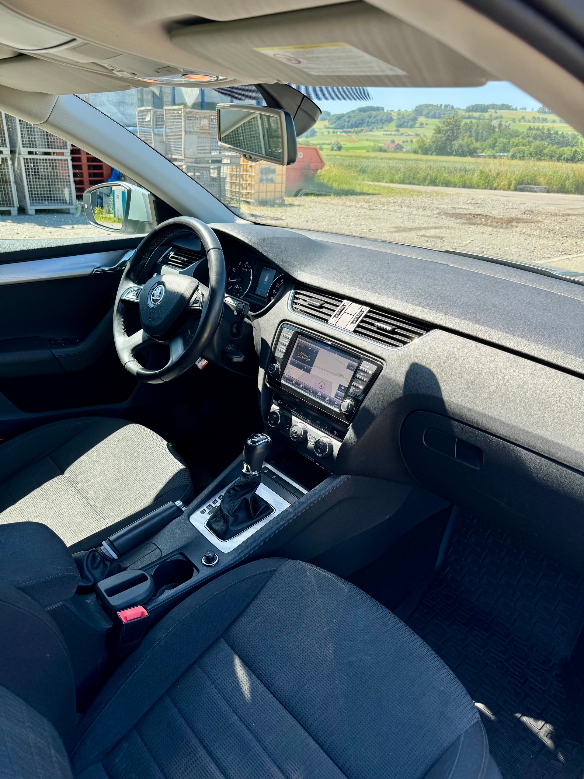 SKODA Octavia Combi 1.8 TSI Ambition DSG-image-9
