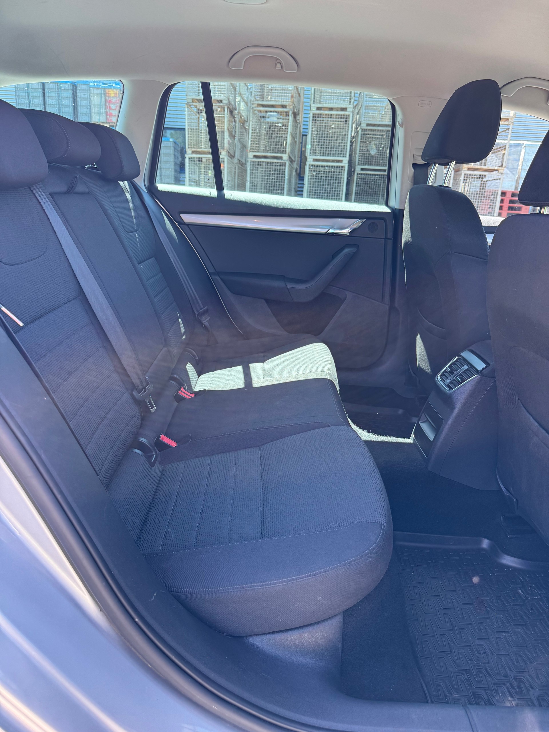 SKODA Octavia Combi 1.8 TSI Ambition DSG-image-11