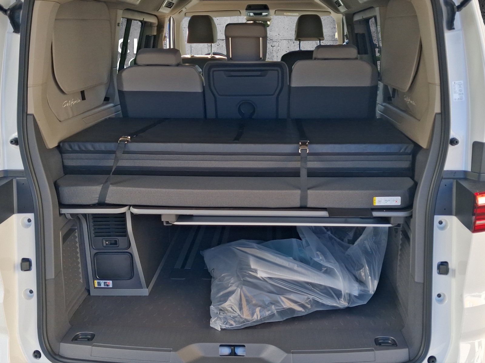VW California 2.0 TSI Beach Tour-image-11