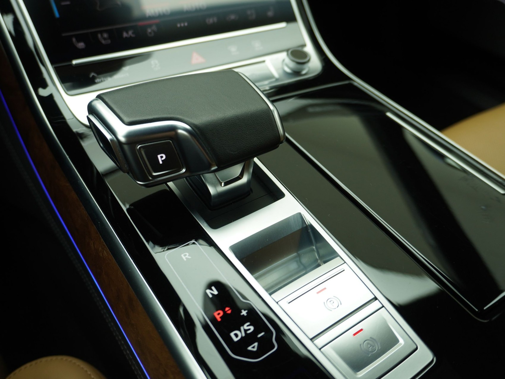 AUDI A8 60 TFSI e quattro tiptronic LWB-image-17