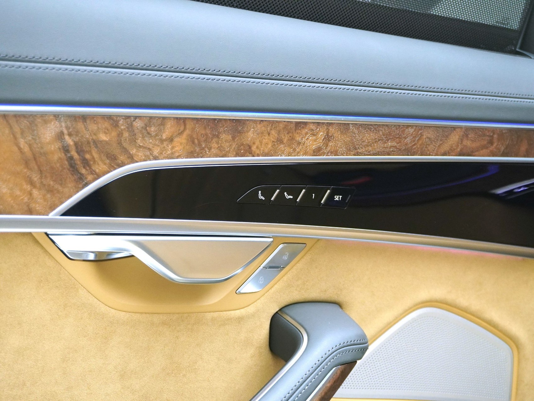 AUDI A8 60 TFSI e quattro tiptronic LWB-image-14