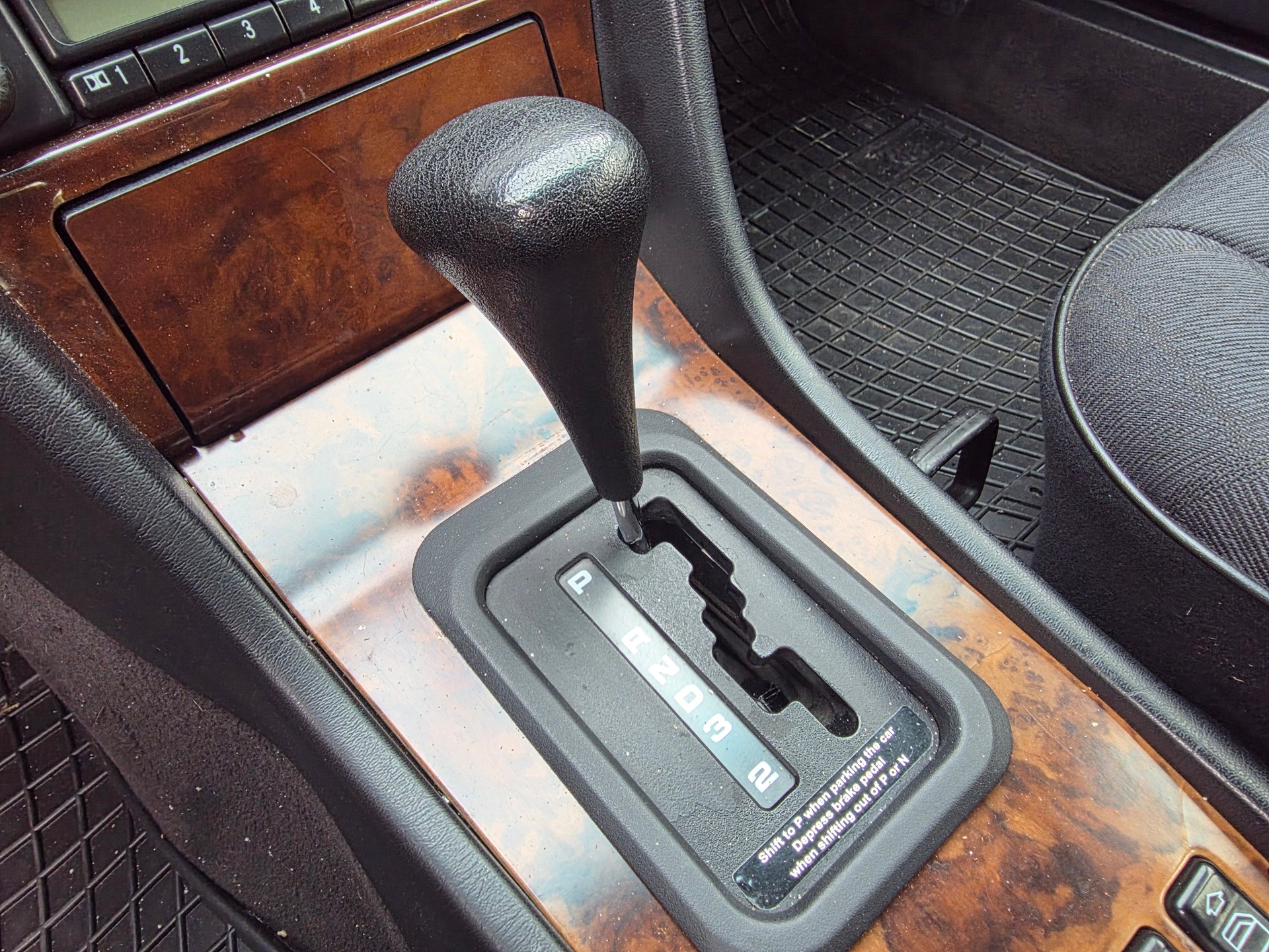 MERCEDES-BENZ E 250 D Turbo-image-8