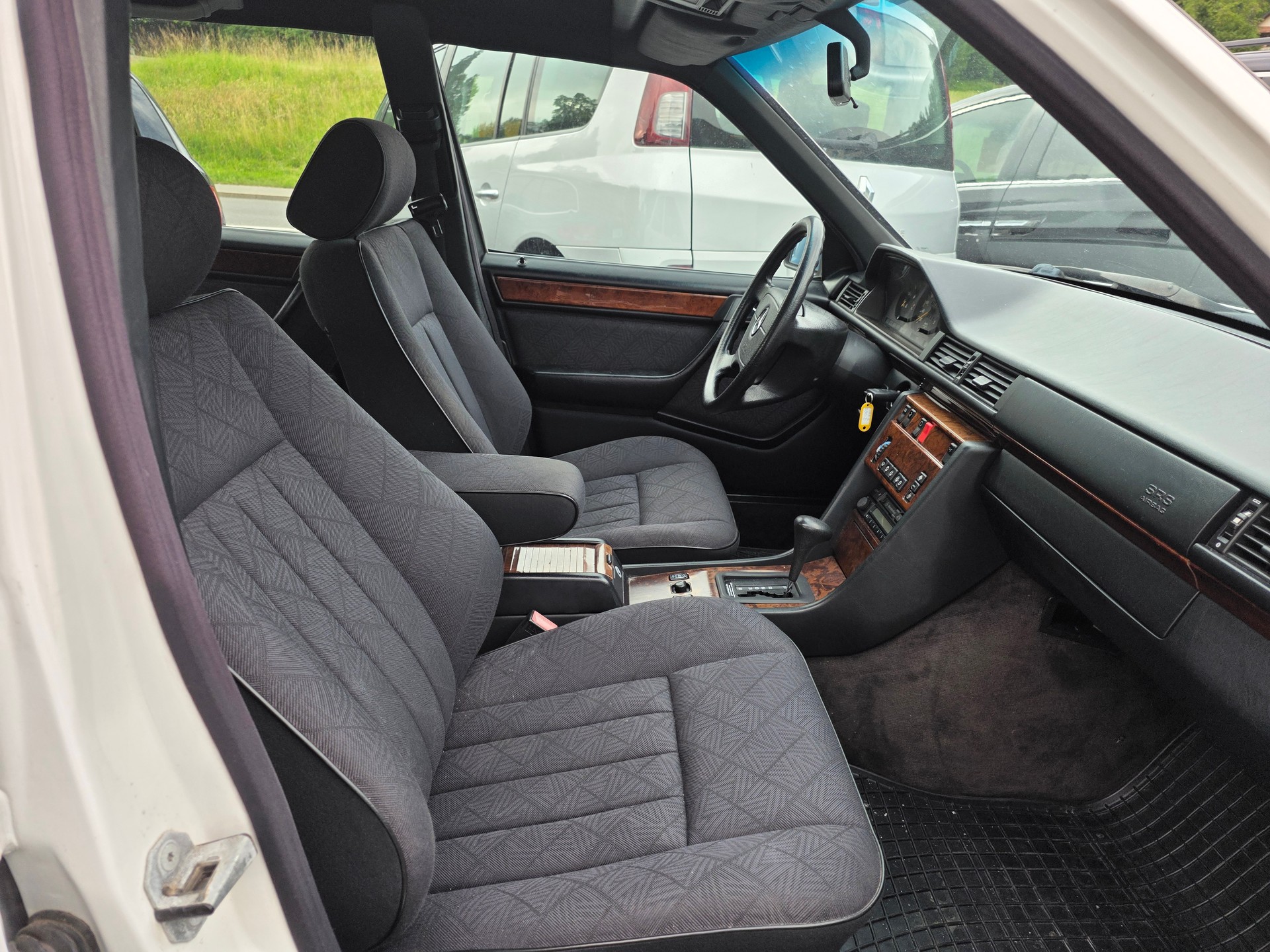 MERCEDES-BENZ E 250 D Turbo-image-6