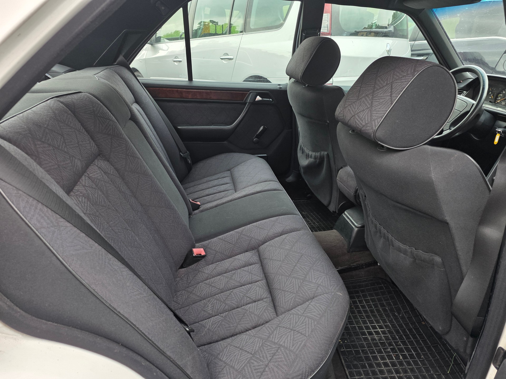 MERCEDES-BENZ E 250 D Turbo-image-7