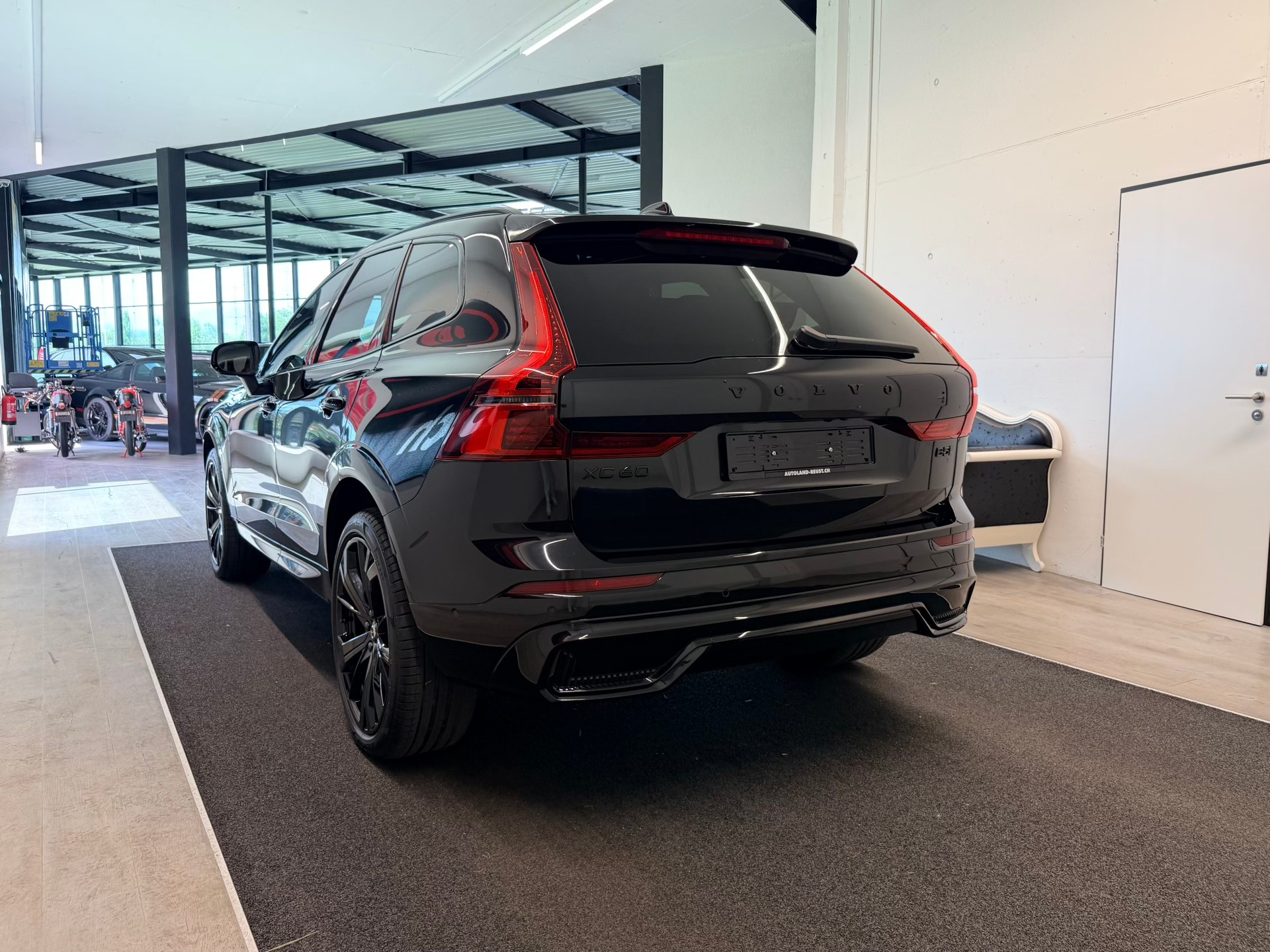 VOLVO XC60 B5 Benzin Mild Hybrid AWD Black Edition Geartronic-image-7