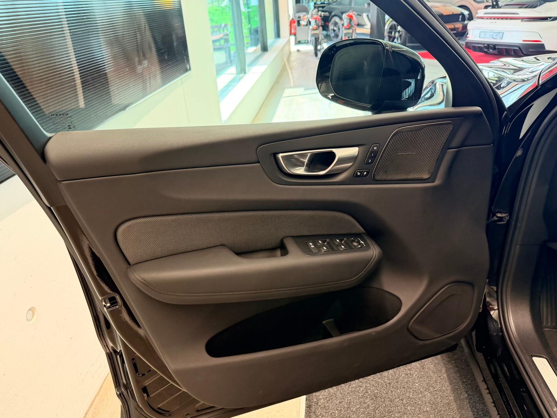 VOLVO XC60 B5 Benzin Mild Hybrid AWD Black Edition Geartronic-image-11