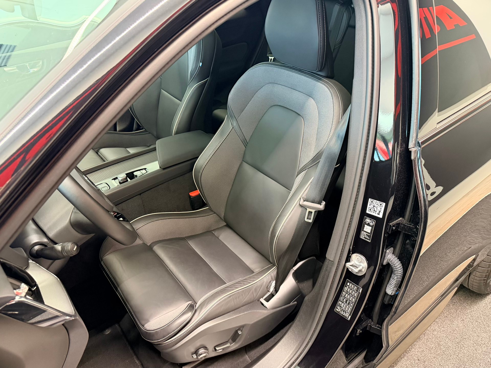VOLVO XC60 B5 Benzin Mild Hybrid AWD Black Edition Geartronic-image-15