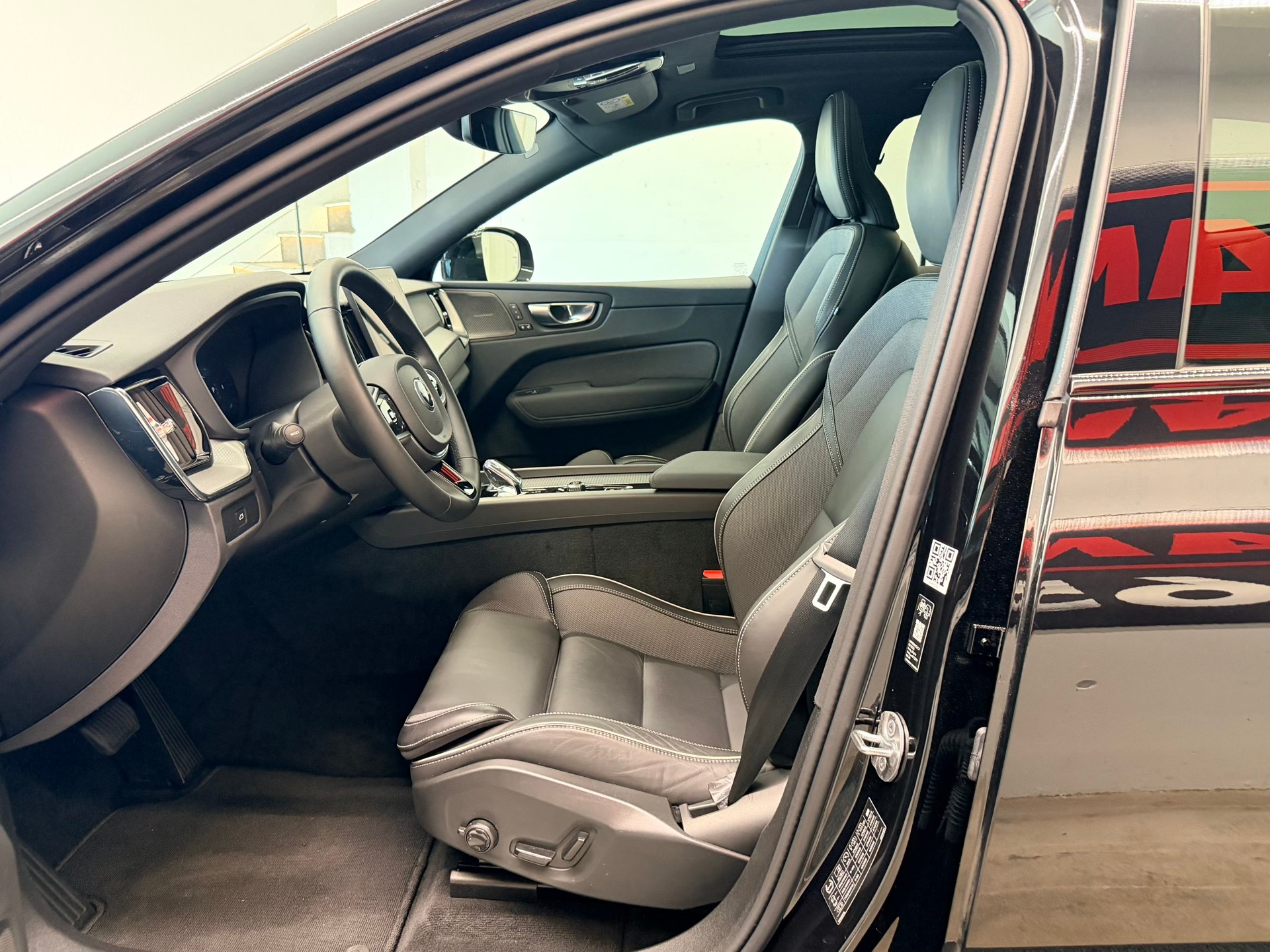 VOLVO XC60 B5 Benzin Mild Hybrid AWD Black Edition Geartronic-image-14