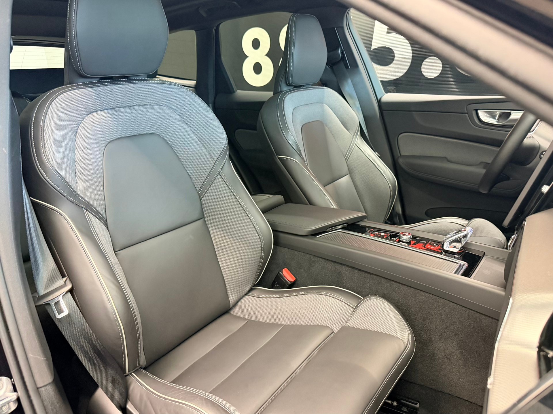 VOLVO XC60 B5 Benzin Mild Hybrid AWD Black Edition Geartronic-image-23