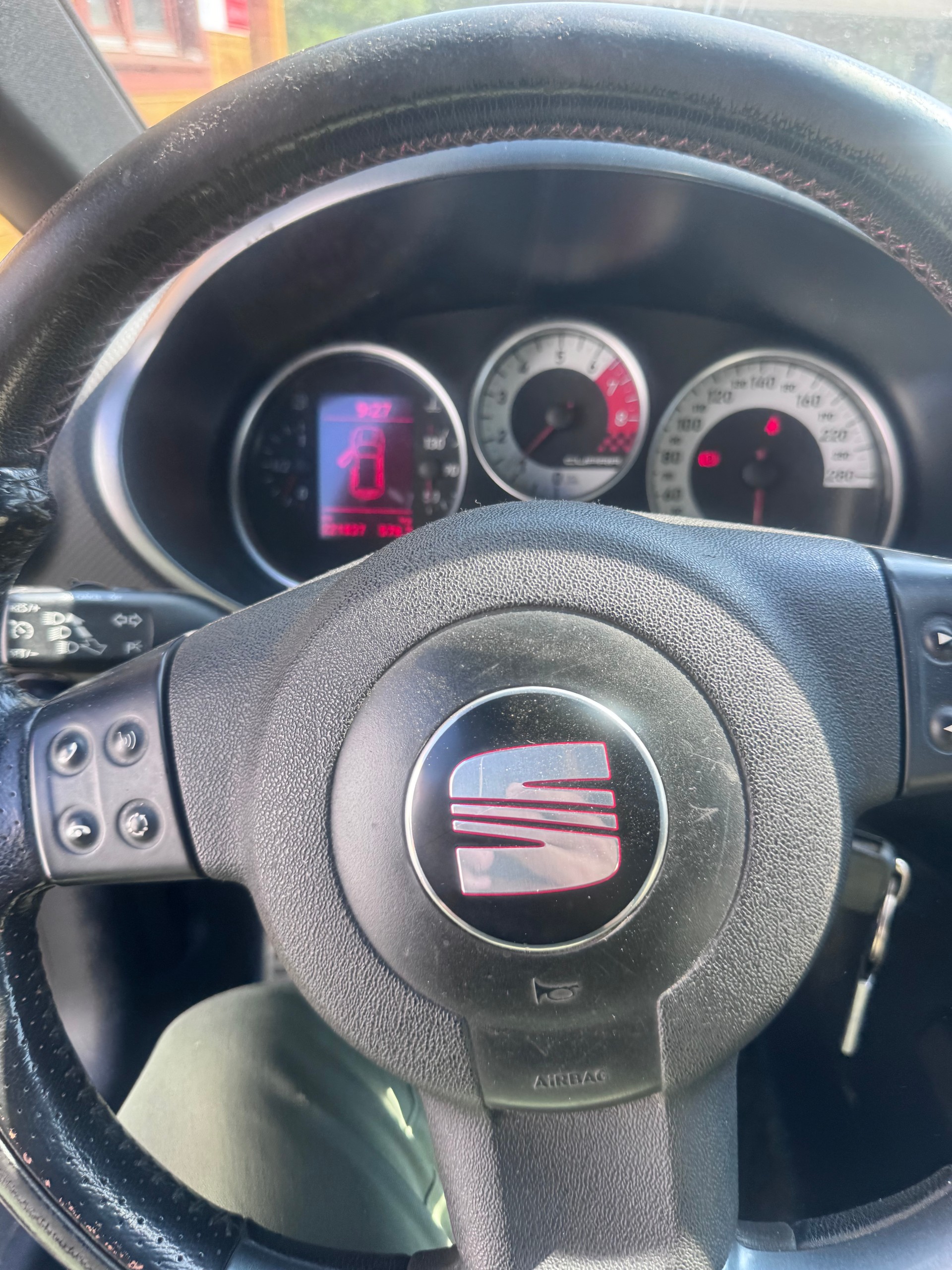 SEAT Leon 2.0 TSI World Champion Edition-image-11