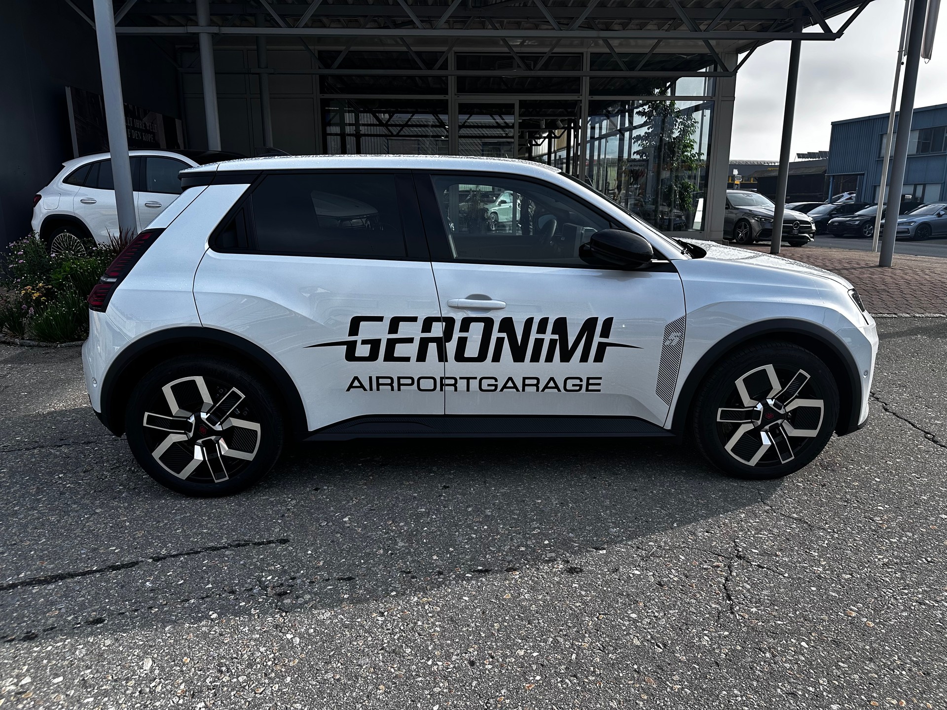 RENAULT R5 E-Tech Comfort Range techno-showroom-element-1