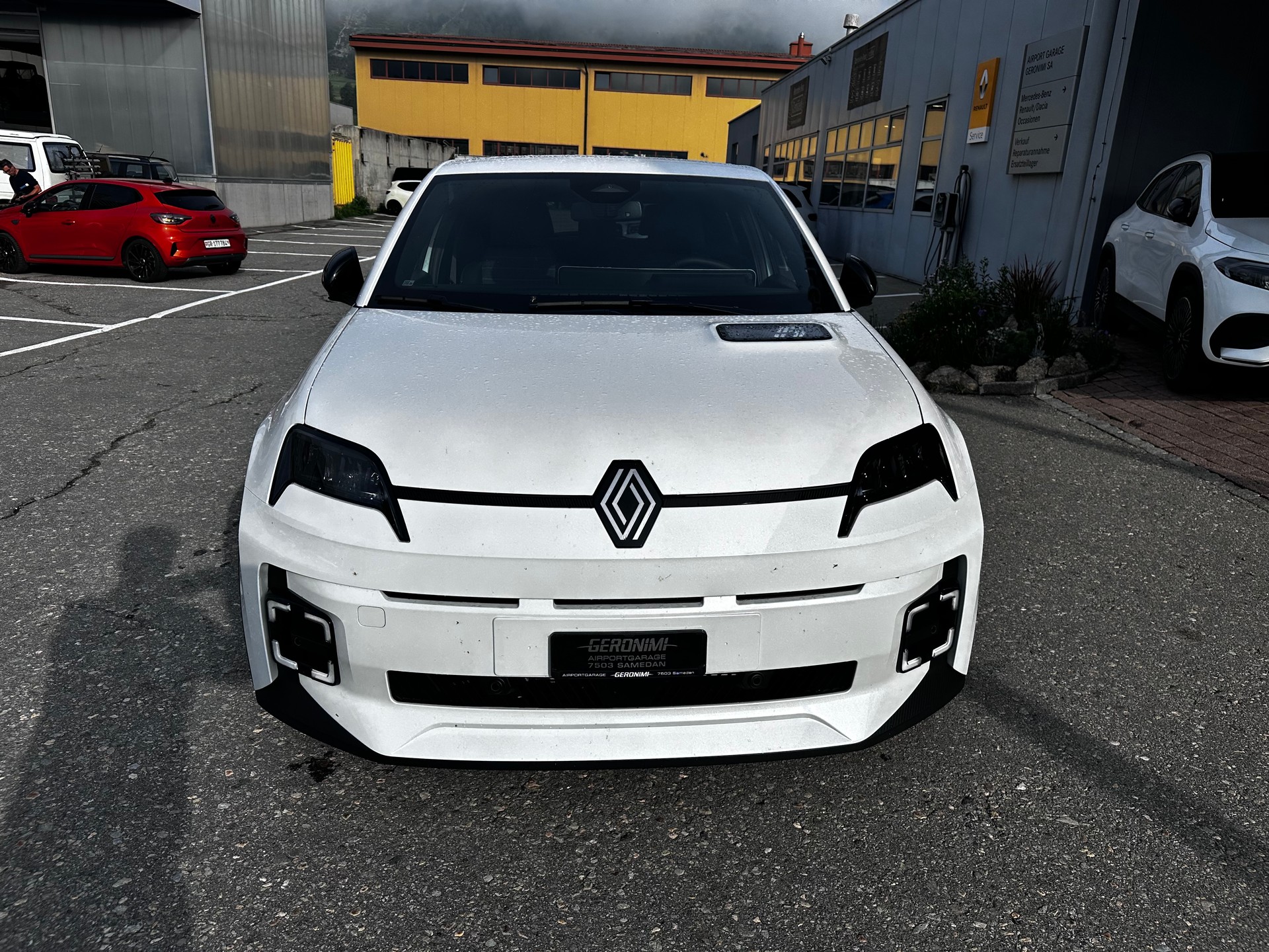 RENAULT R5 E-Tech Comfort Range techno-showroom-element-3