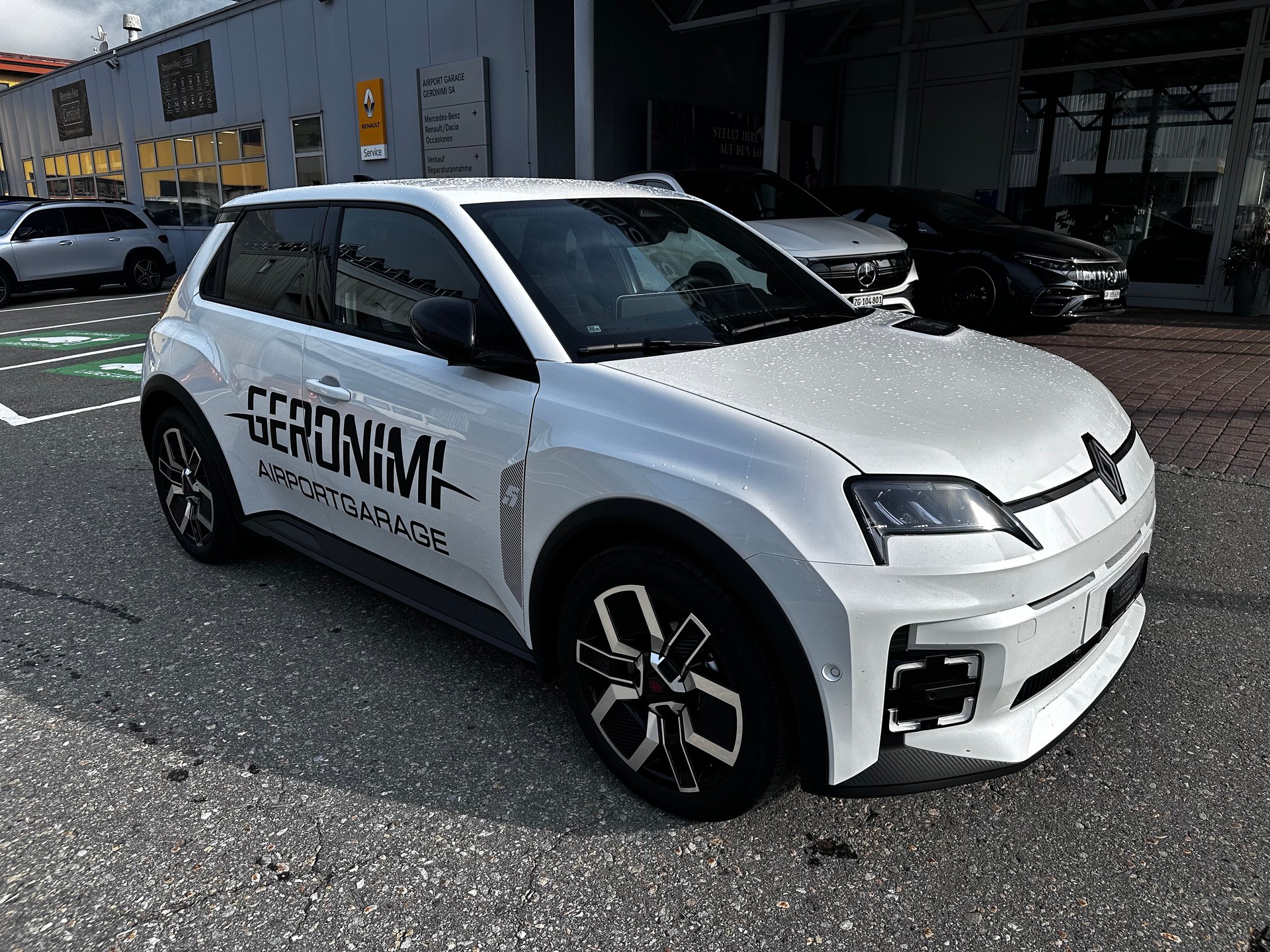 RENAULT R5 E-Tech Comfort Range techno-showroom-element-2