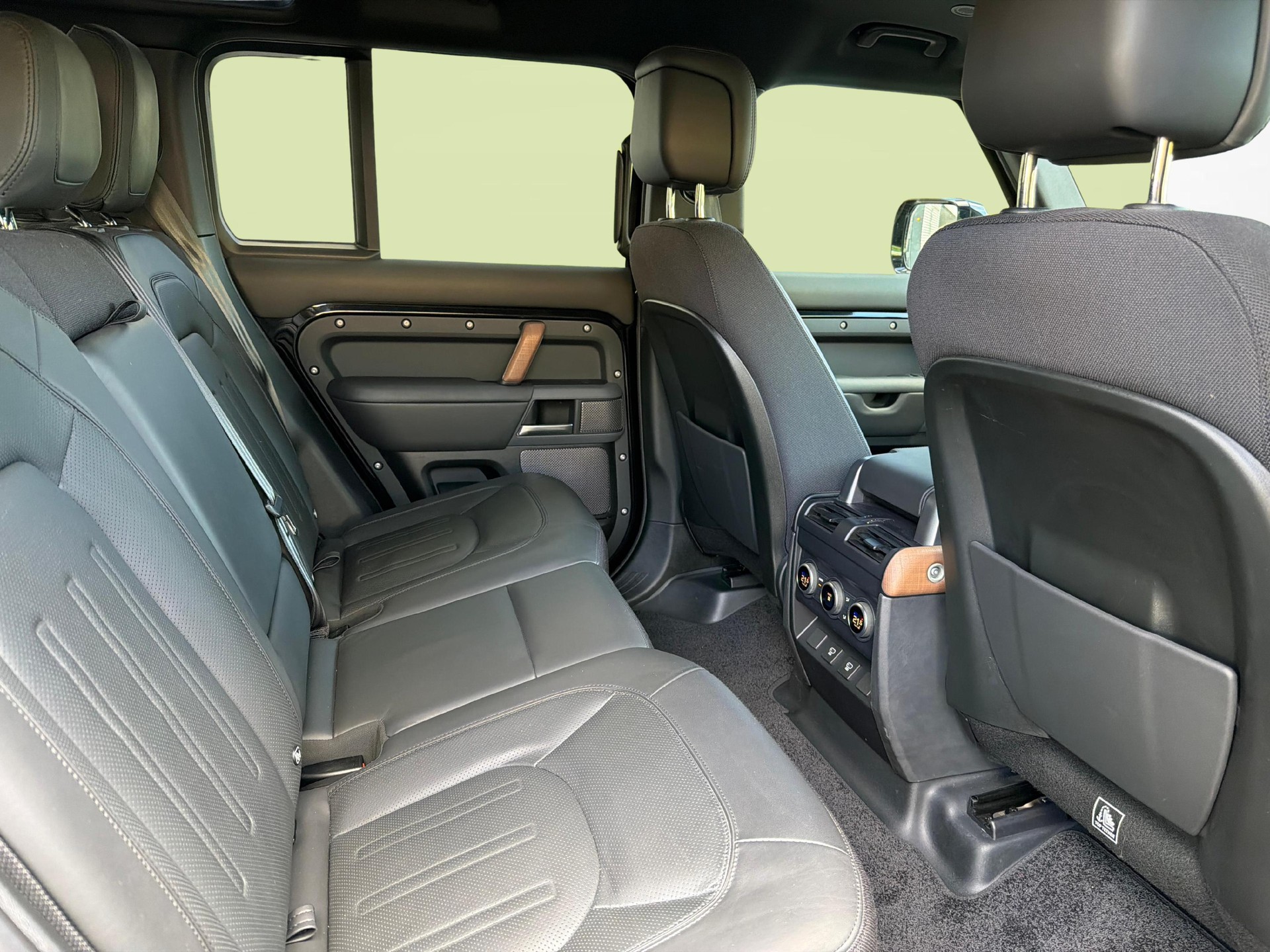 LAND ROVER Defender 110 3.0 I6 X mit Standheizung und Anhängerkupplung-image-10
