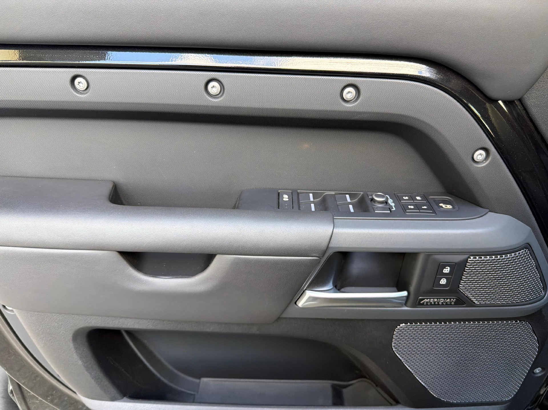 LAND ROVER Defender 110 3.0 I6 X mit Standheizung und Anhängerkupplung-image-16