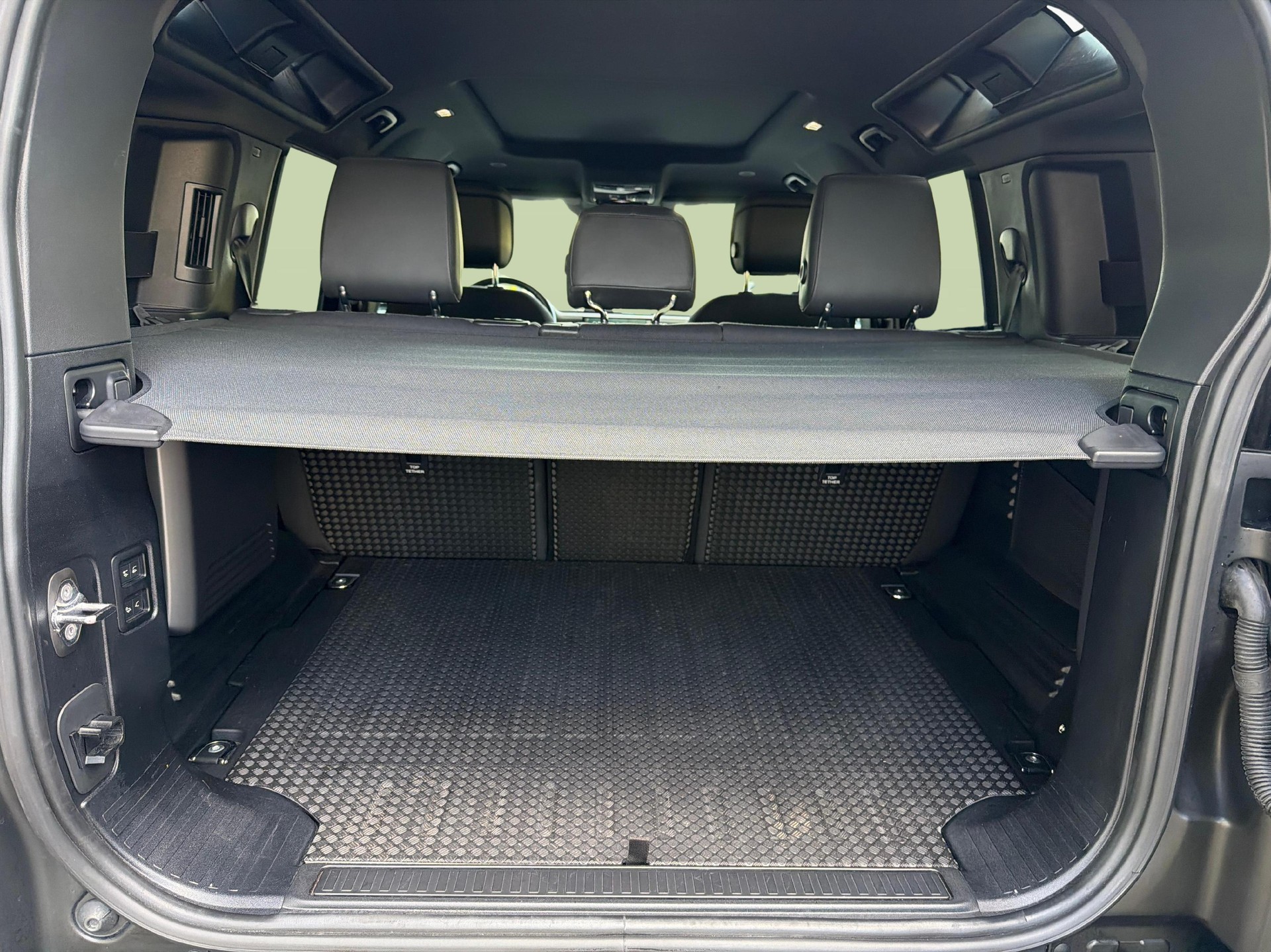 LAND ROVER Defender 110 3.0 I6 X mit Standheizung und Anhängerkupplung-image-11